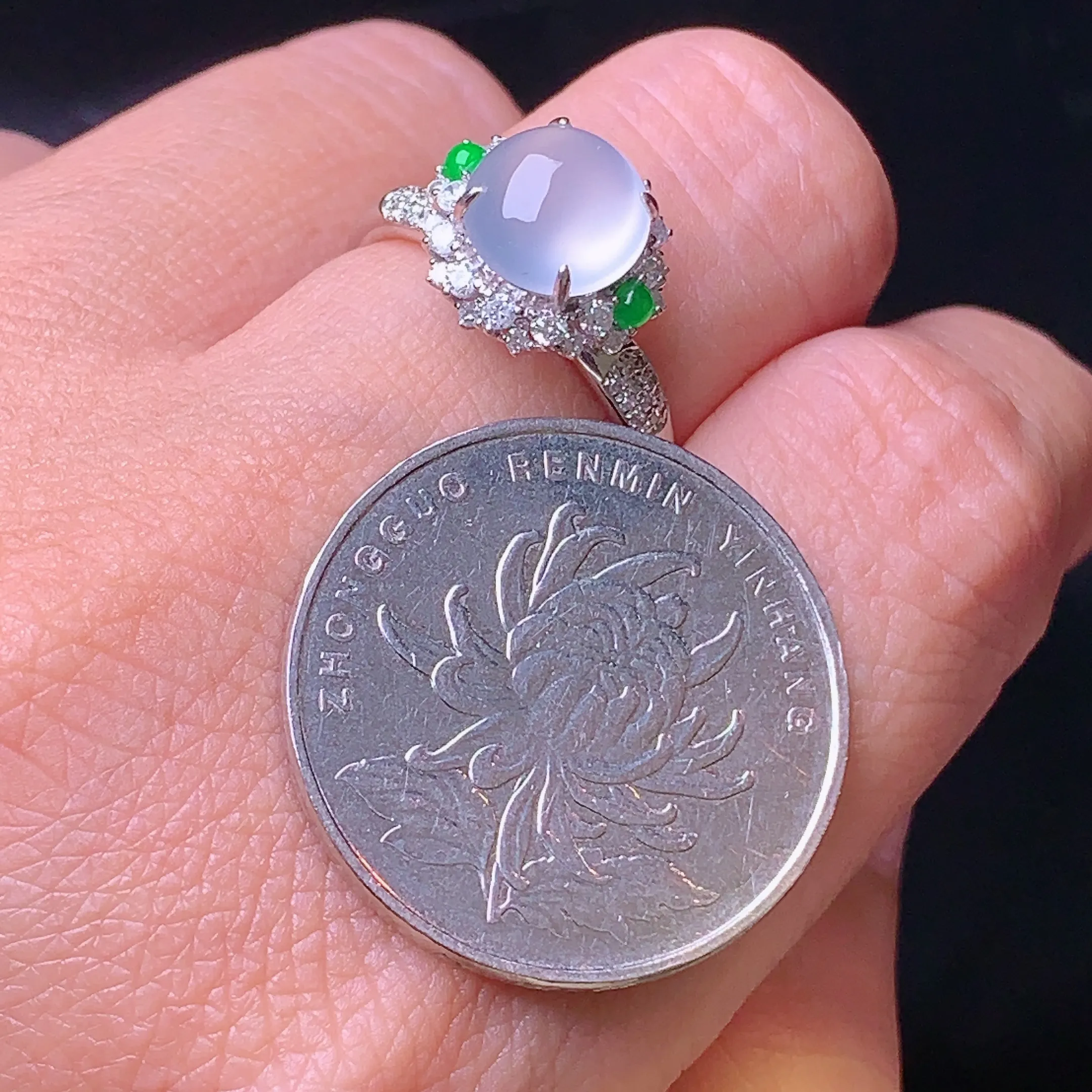 18k金钻镶嵌冰种蛋面戒指 玉质细腻 色泽清新艳丽 圈口14 整体尺寸11.3*11.7*9.8