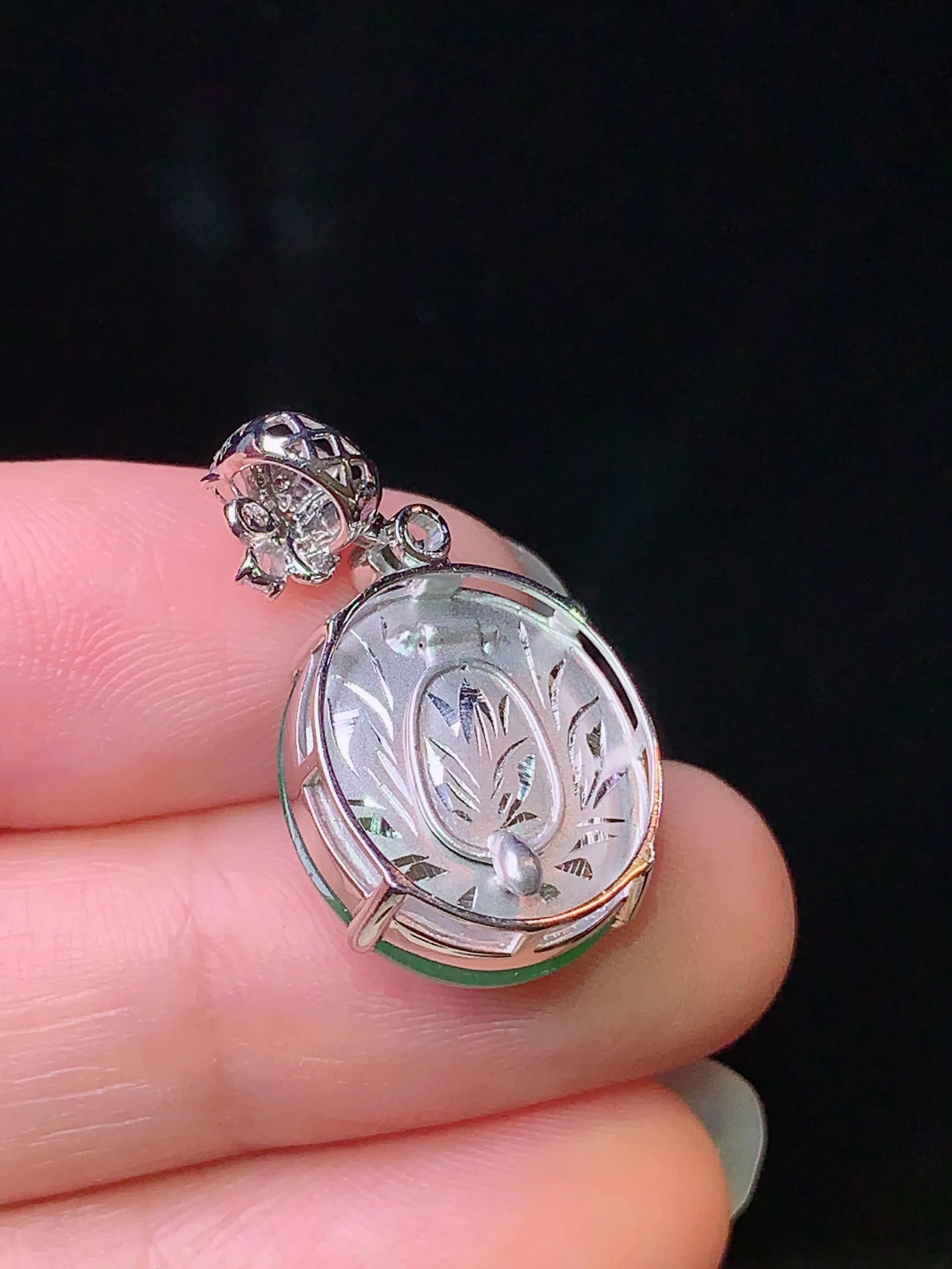 18k金钻镶嵌翠绿蛋面吊坠 玉质细腻 色泽清新艳丽 整体尺寸25.5*14.2*9.2