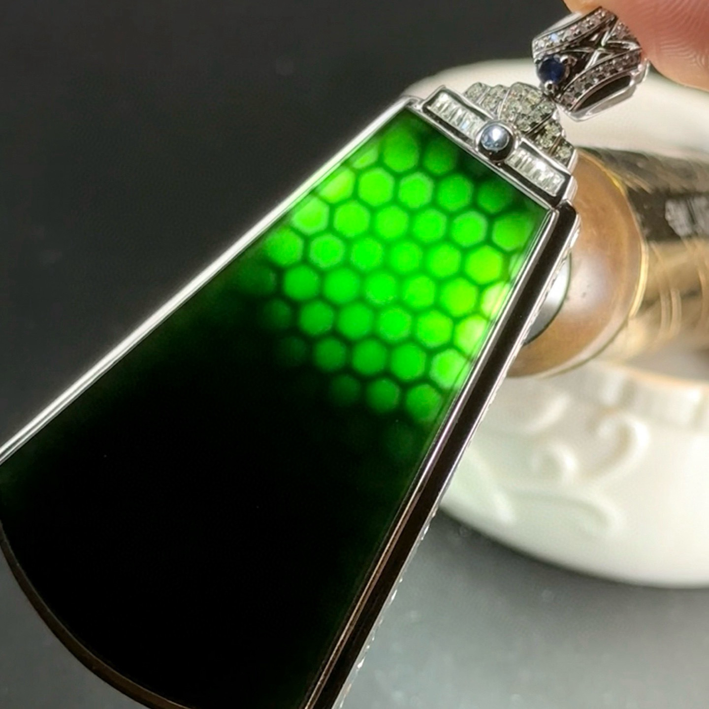 精品18k墨翠无事牌 种好色正 黑度极好 打灯通透 油性十足  尺寸67.5