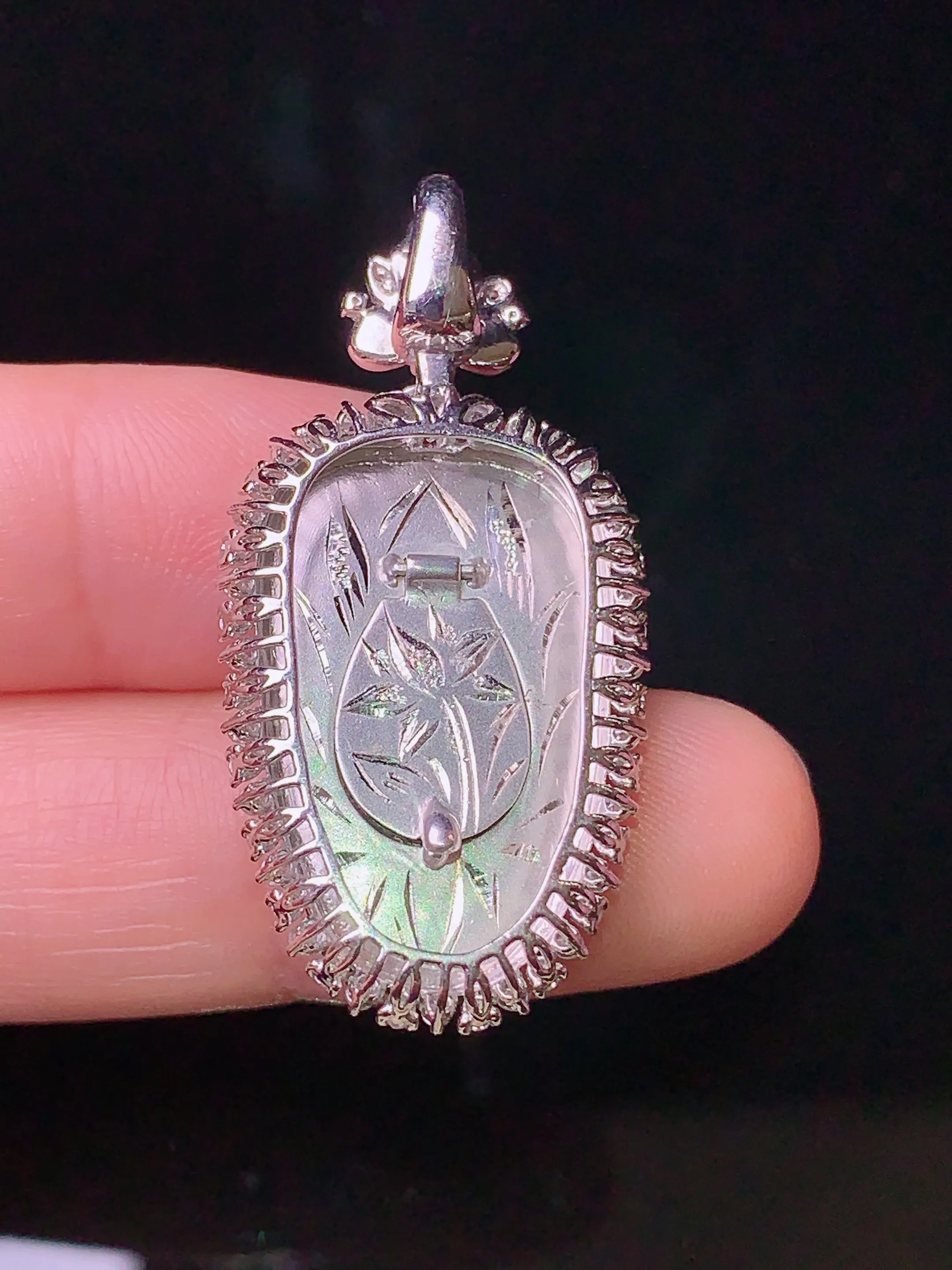 18k金钻镶嵌翠绿树叶吊坠 玉质细腻 色泽清新艳丽 整体尺寸37*18.3*7