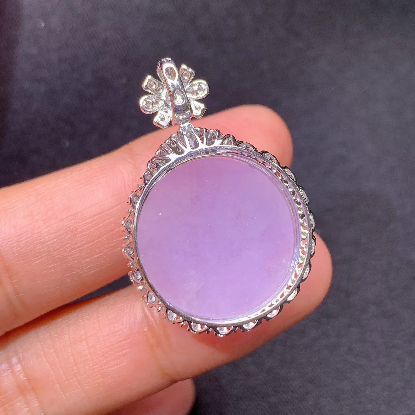 紫罗兰圆牌吊坠，18k金镶嵌，温润细腻，颜色鲜艳 尺寸32.5*22.3*9.3