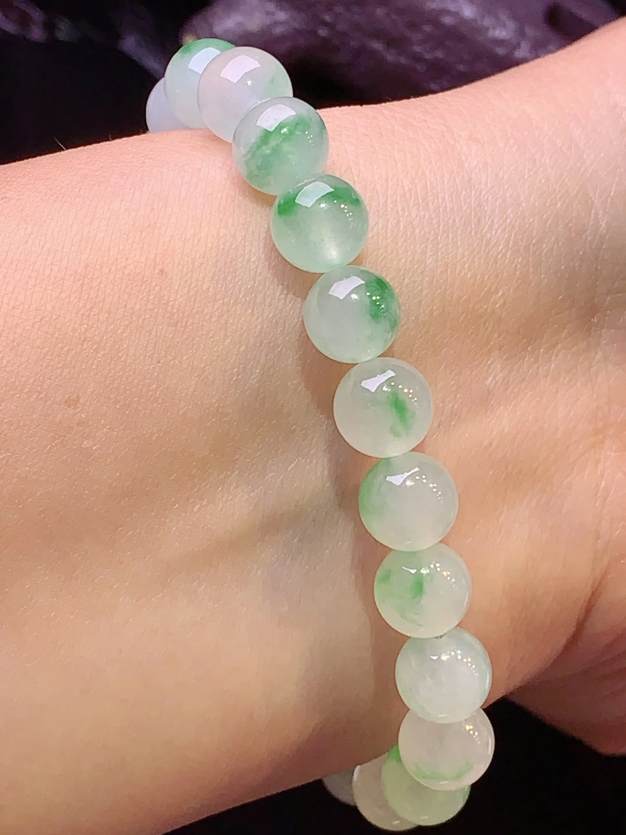 冰种飘绿圆珠手链 玉质细腻 色泽清新艳丽 整体尺寸8