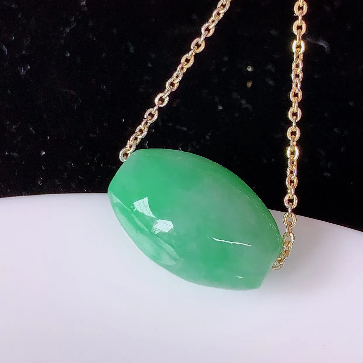 自然光实拍，冰润飘绿翡翠路路通吊坠，寓意时来运转、财源滚滚，款式新颖时尚，日常百搭的款！配图银链#058.1尺寸17*11.5*9mm