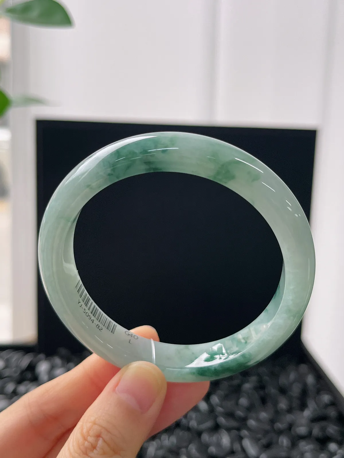 正圈56.8圈口，翡翠糯化种淡绿色手镯