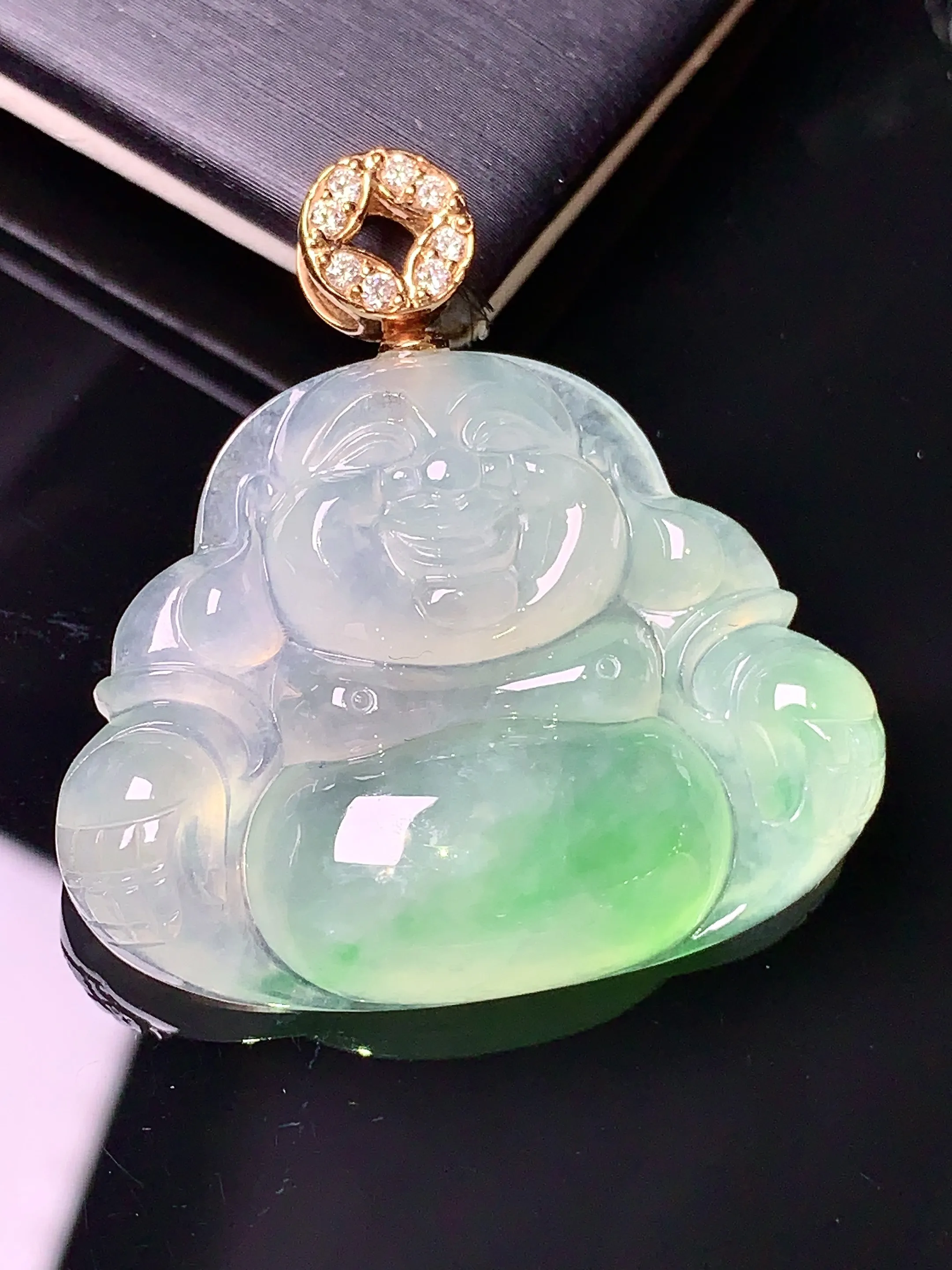 18k金钻镶嵌飘绿佛公吊坠 玉质细腻 色泽清新艳丽 整体尺寸35.7*34.6*7