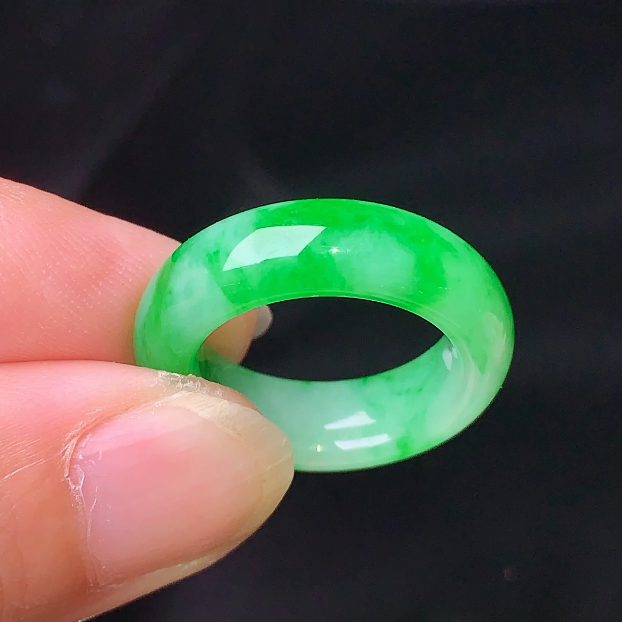 翠绿平安环吊坠 玉质细腻 色泽清新艳丽 圈口9 整体尺寸22.8*6*4