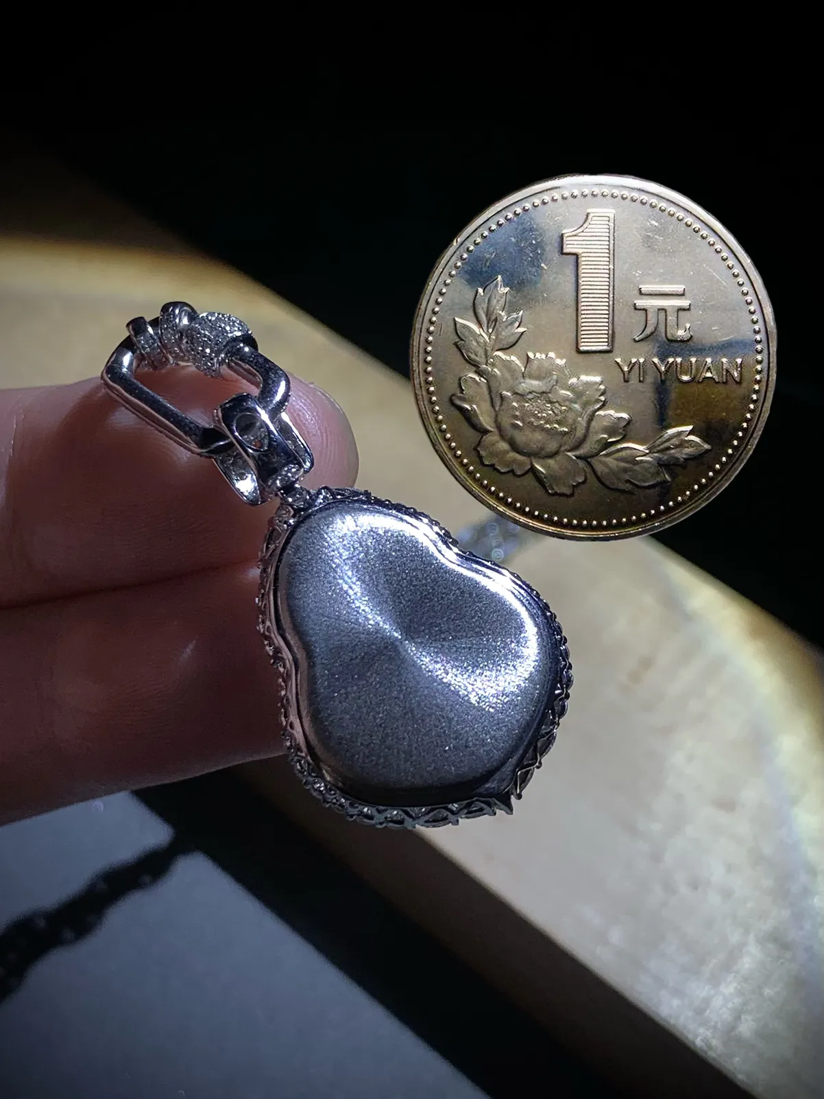 白冰葫芦，裸石约20.5-16.8-5mm，
整体33-20-11.5mm，9.12g，
18K金，南非钻，不配链子