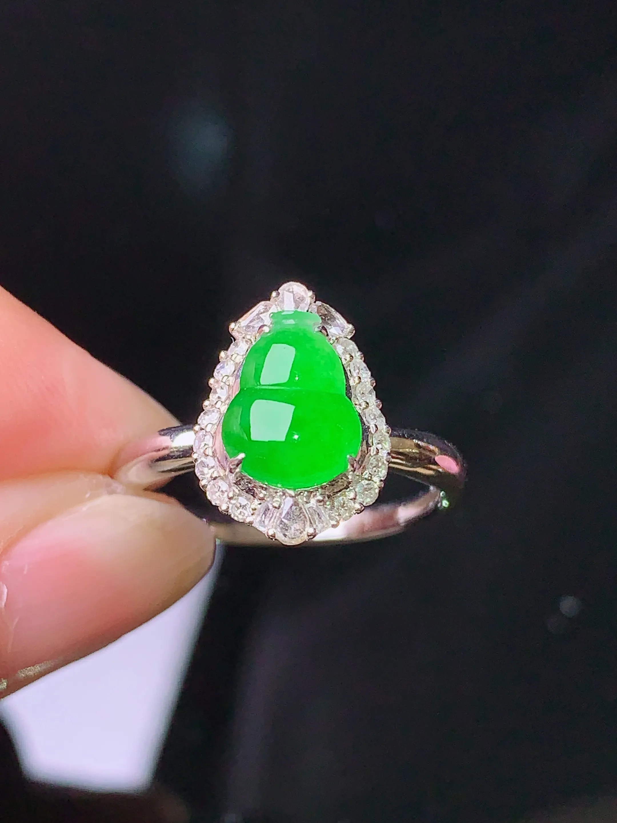 18k金钻镶嵌翠绿葫芦戒指 玉质细腻 色泽清新艳丽 圈口14 整体尺寸13.5*10*8.3