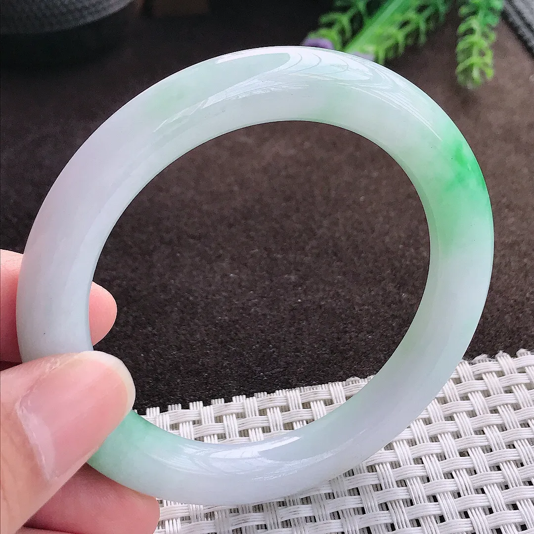 天然a货翡翠56.5/9.9/10老坑精美冰润飘阳绿圆条手镯翡翠玉手镯