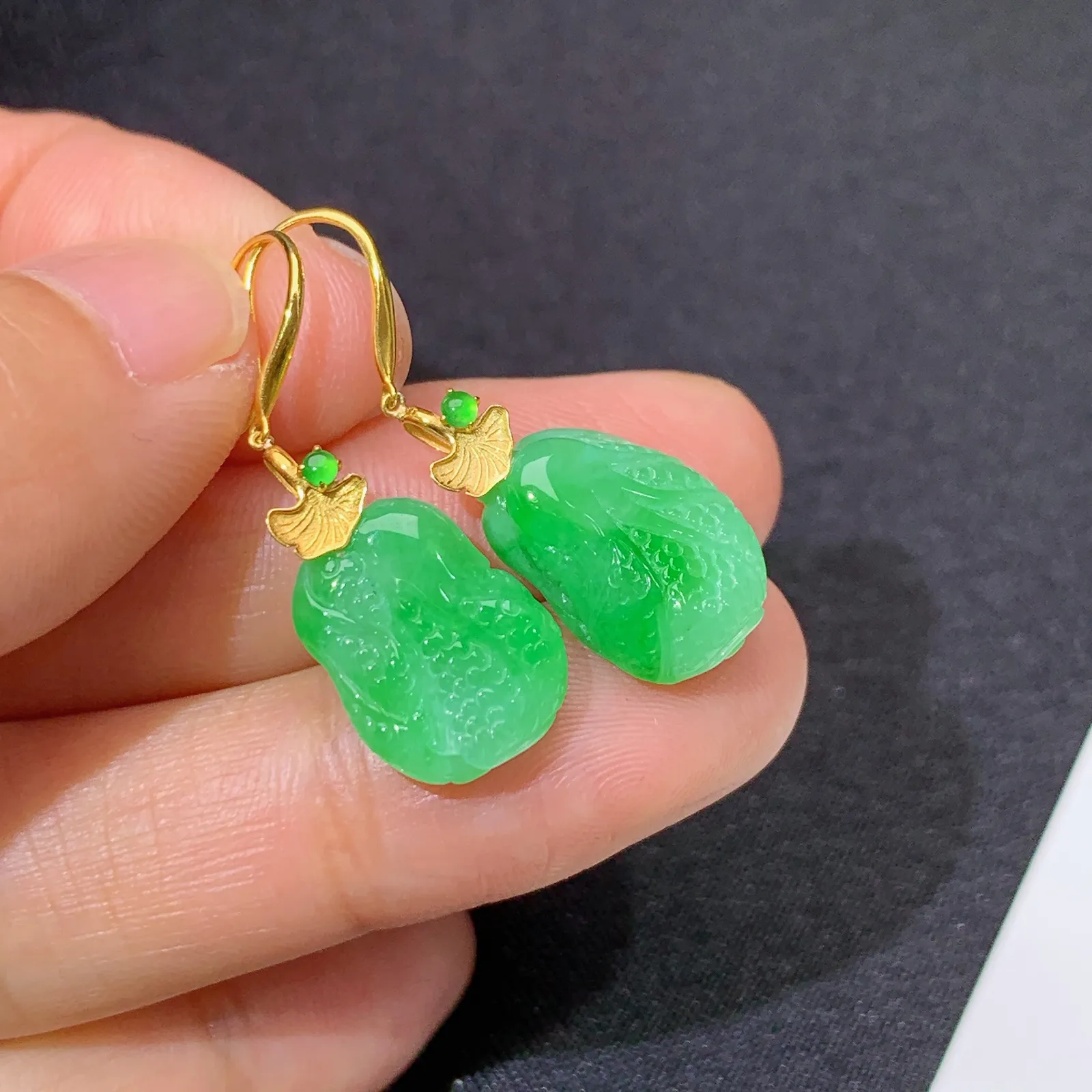 冰甜绿白菜耳坠，18k金镶嵌，简约时尚，冰润色阳，种水足 尺寸13.4*9.9*4