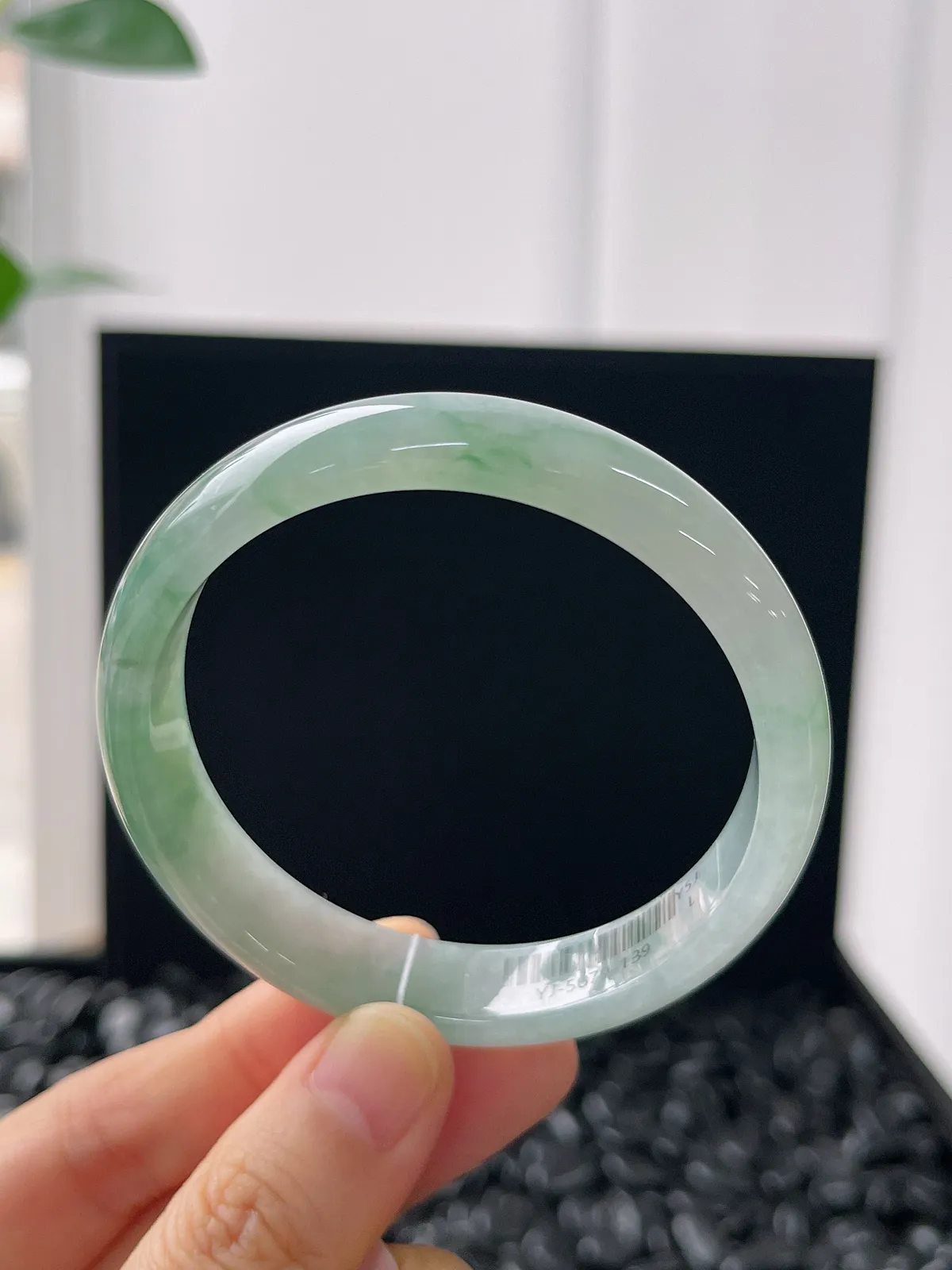 正圈54.3圈口，翡翠冰糯种淡绿色手镯