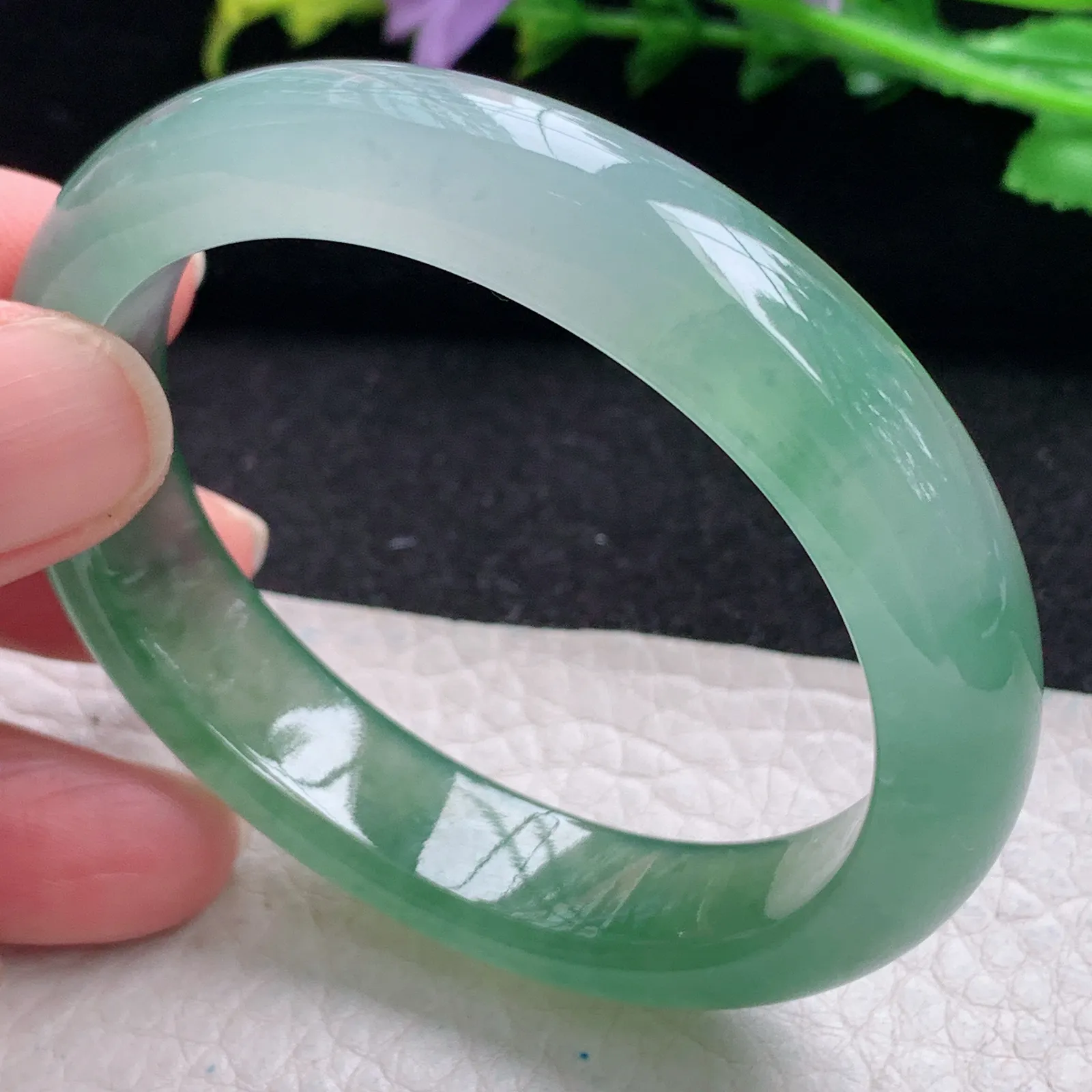 xo小圈口53*45*12.6*7.8贵妃镯 缅甸翡翠玉手镯冰绿起光秀气蛋形宽边玉手环