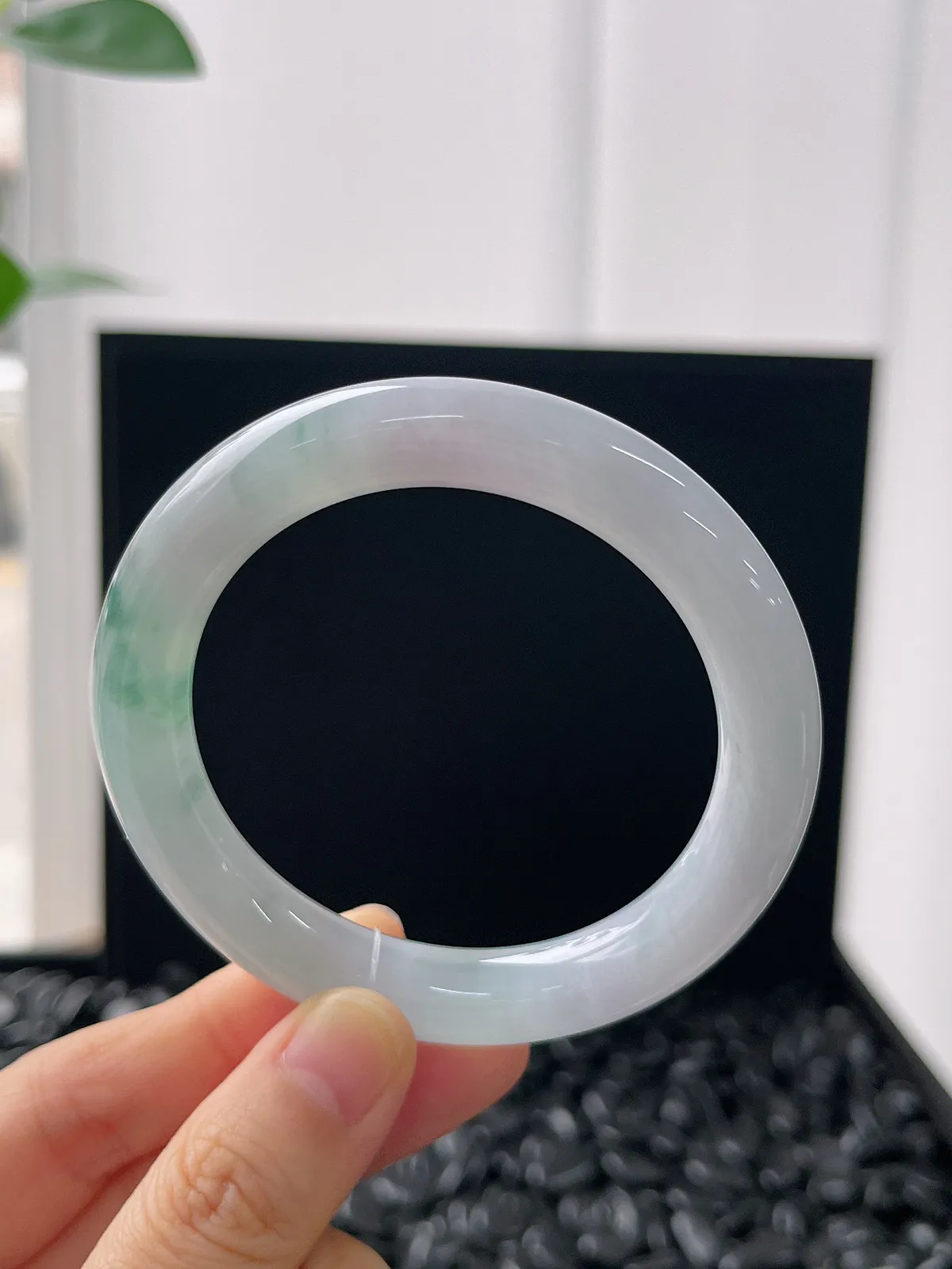 圆镯52.7圈口，翡翠冰糯种飘绿手镯