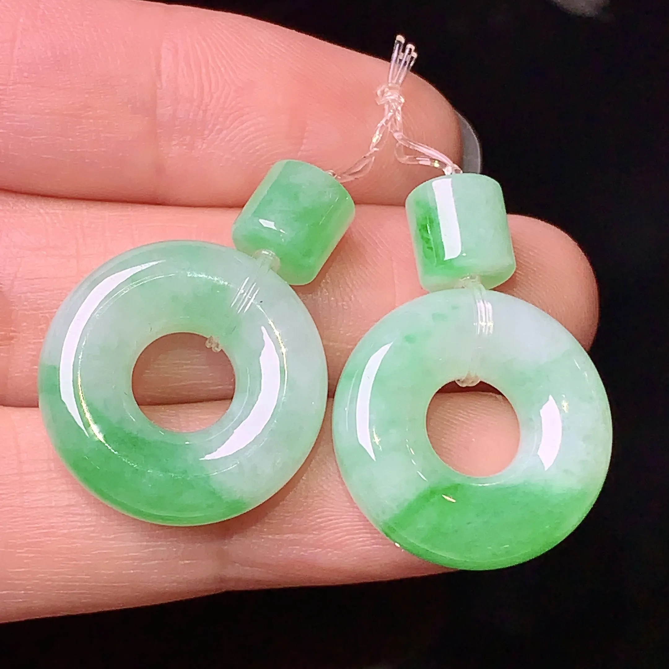 飘绿平安环一对 玉质细腻 色泽清新艳丽 整体尺寸19.2*6