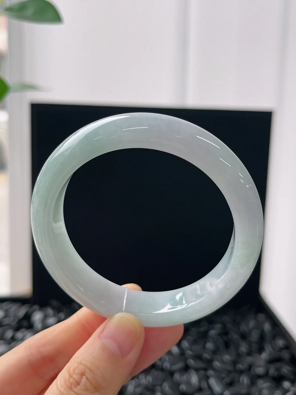 正圈54.3圈口，翡翠糯化种浅绿色手镯