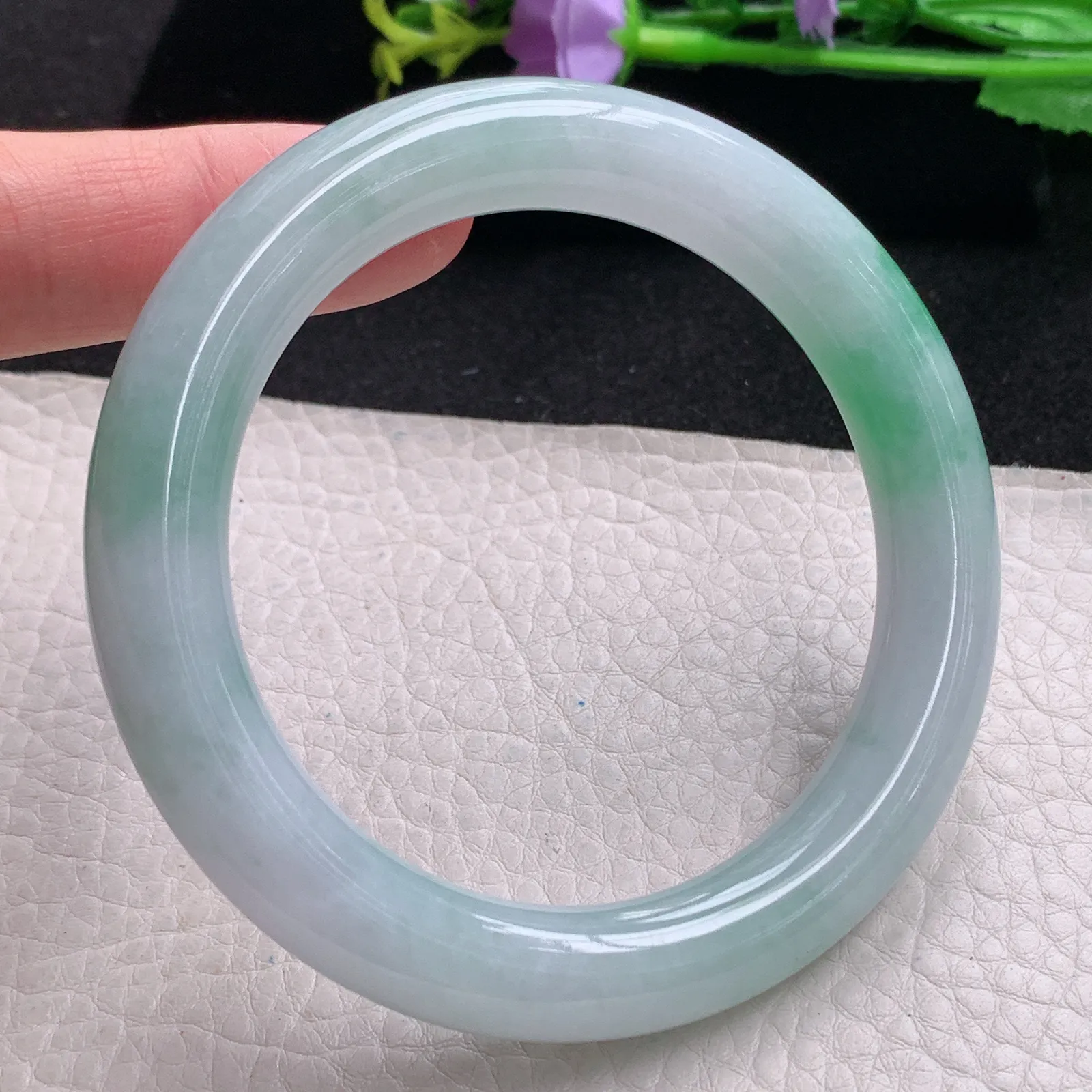 js自然光57*10.3美人镯 缅甸翡翠玉手镯飘绿水润圆条玉手环 美人镯