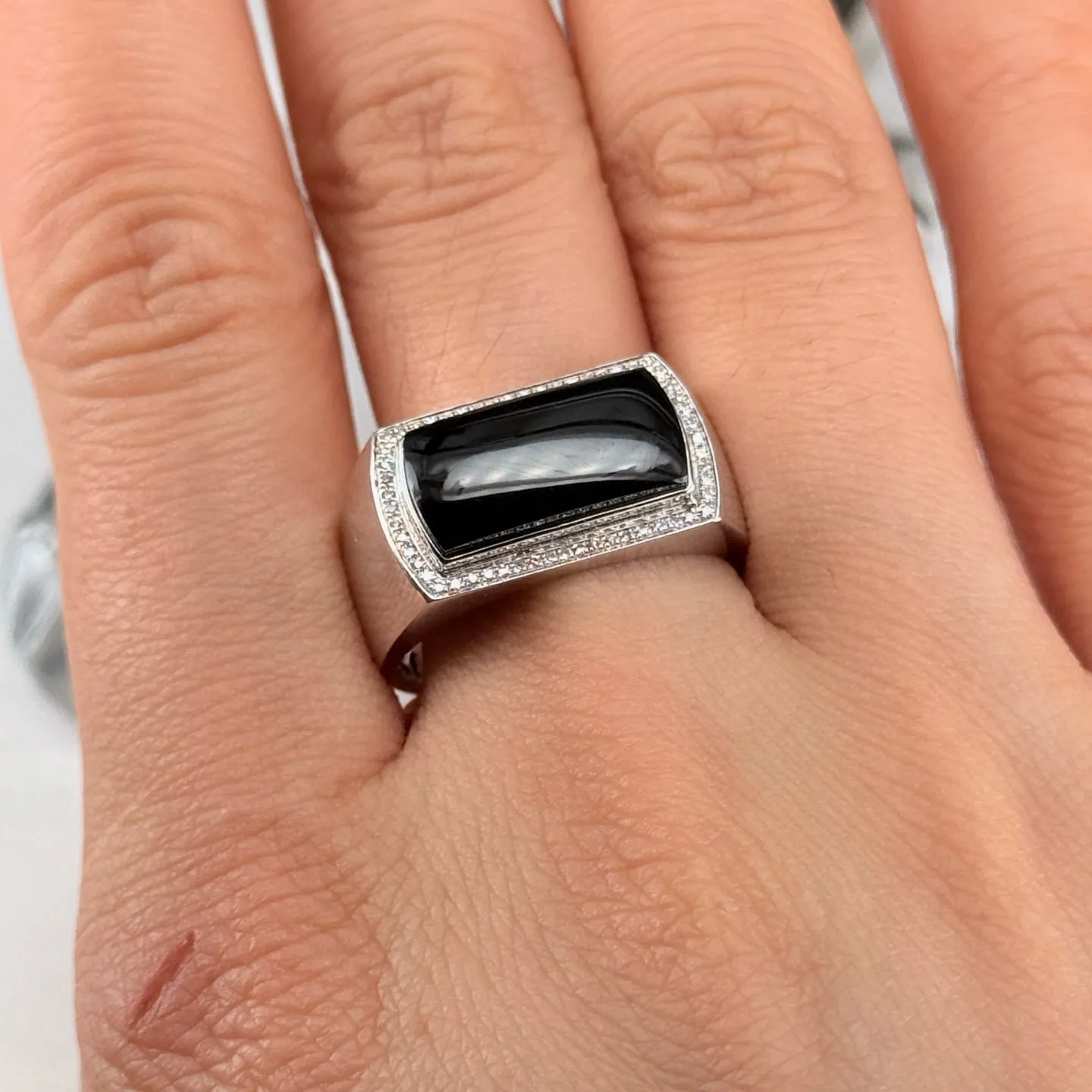 精品18k白金满钻马鞍男戒 种好色正 黑度极好 打灯通透 油性十足