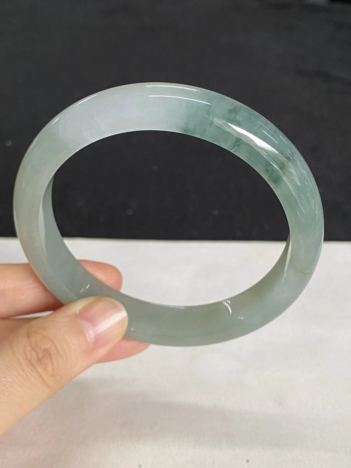 正圈59.3圈口，翡翠糯化种飘绿手镯