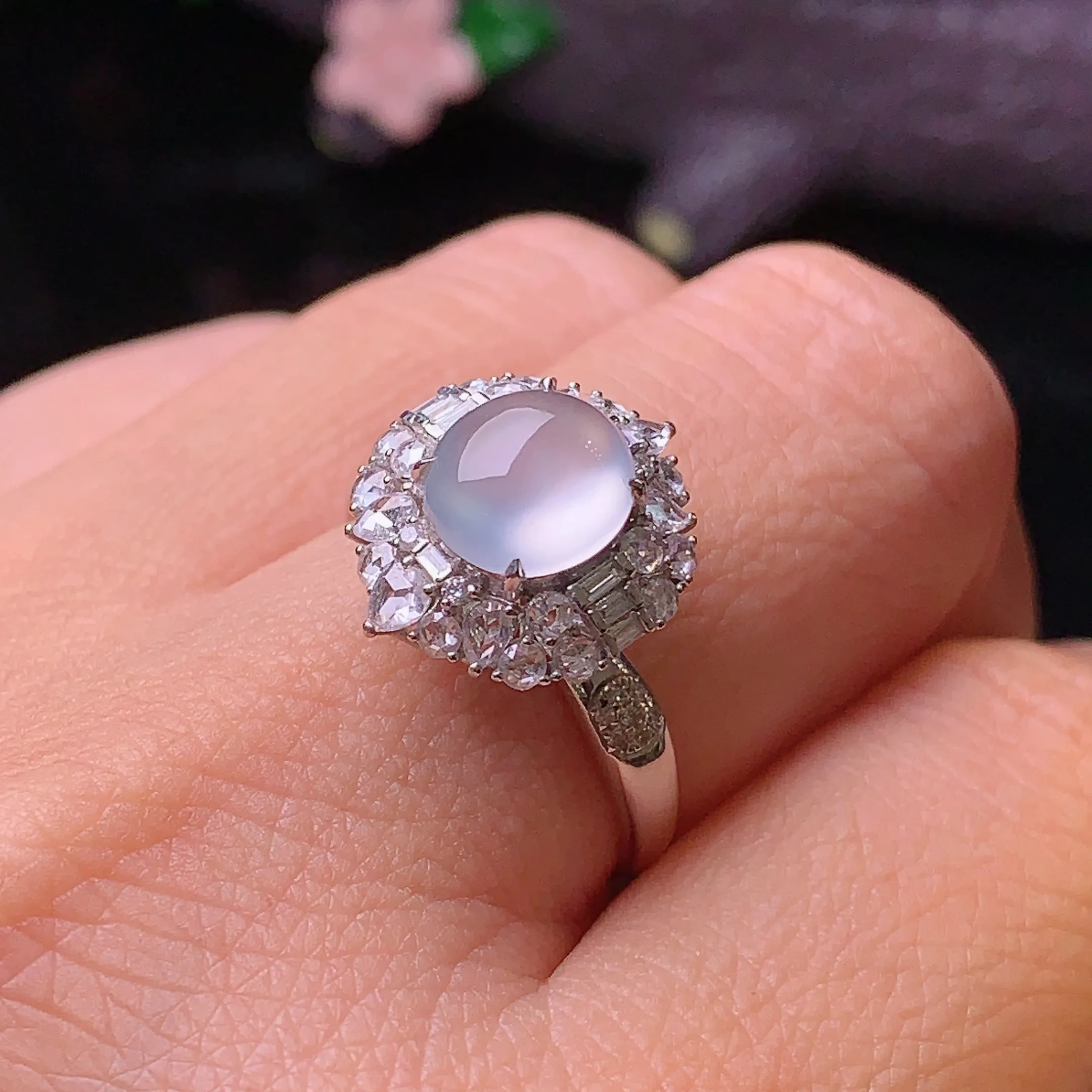 18k金钻镶嵌冰种蛋面戒指 玉质细腻 色泽清新艳丽 圈口14.5 整体尺寸14.7*12.8*10.8