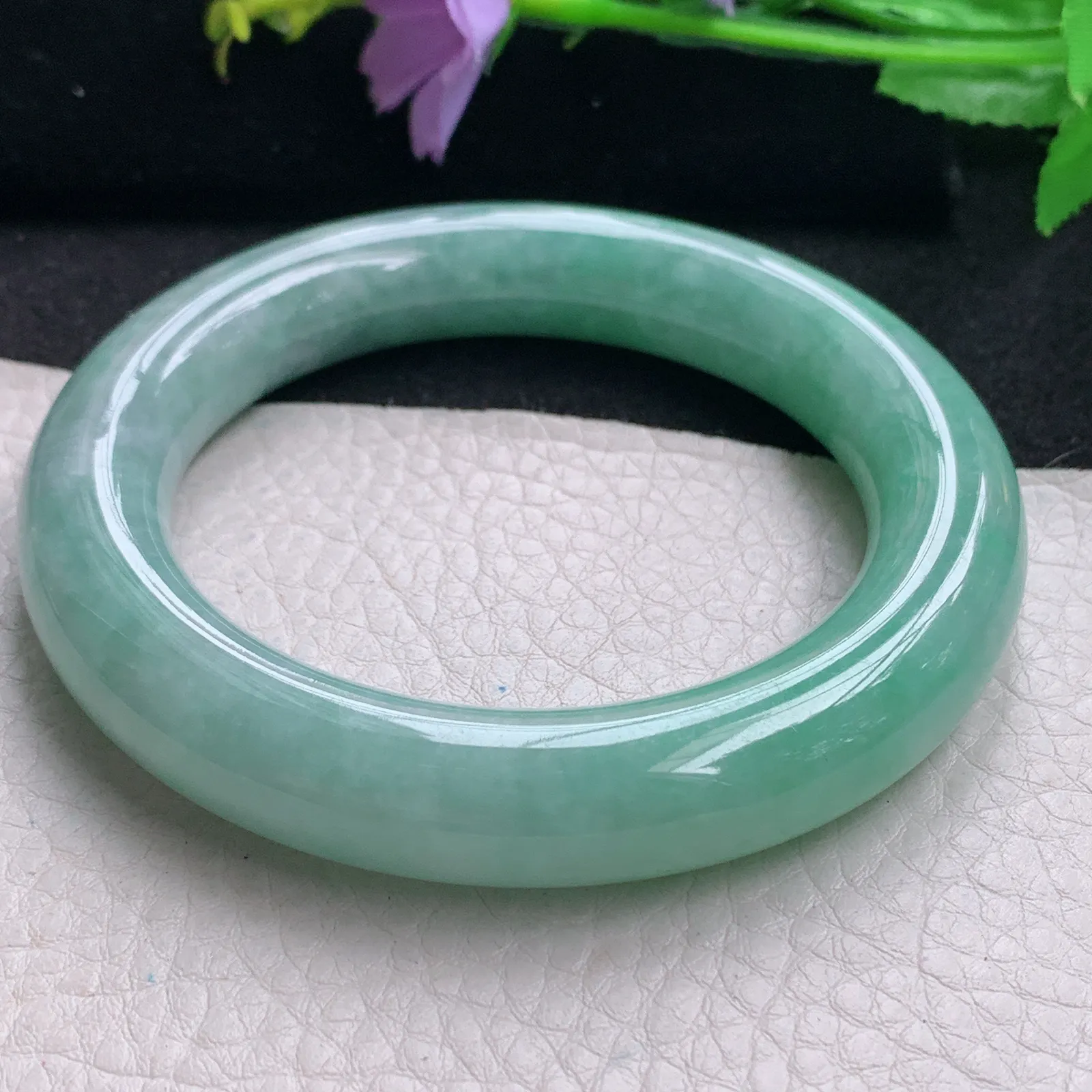 js自然光59*12.7胖圆镯 缅甸翡翠玉手镯飘绿大气圆条玉手环 美人镯