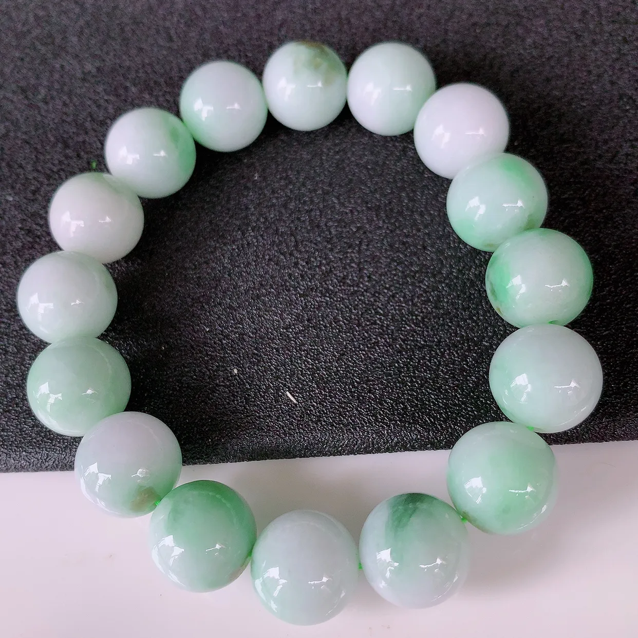 自然光实拍，冰润飘绿翡翠手串手链，种老水足，冰清玉润  颜色漂亮  #001.1取一尺寸12.8