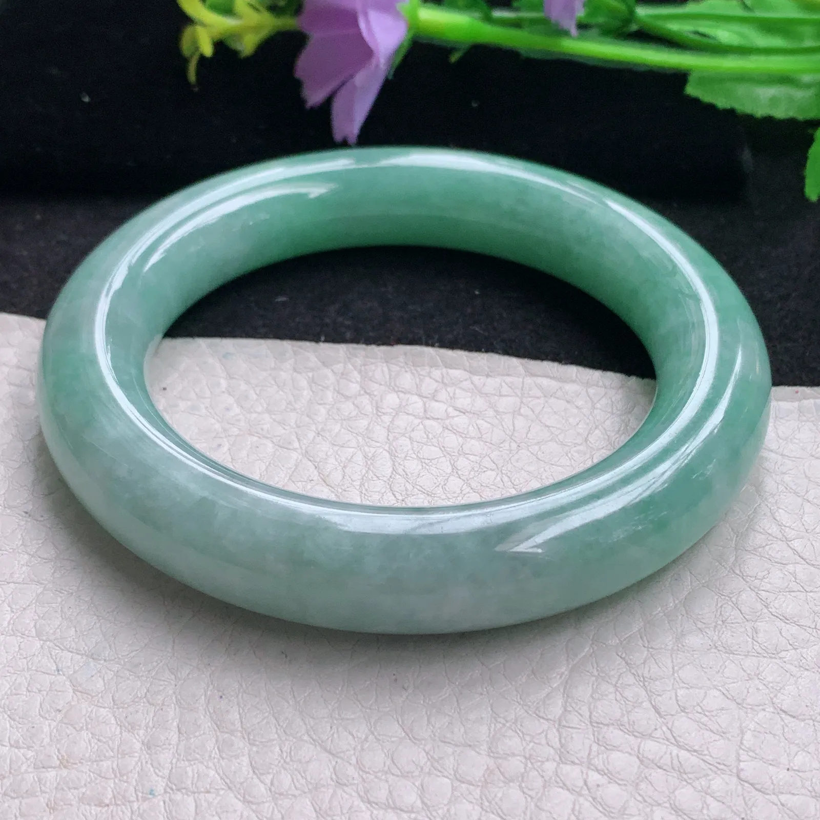 js自然光59*12.7胖圆镯 缅甸翡翠玉手镯飘绿大气圆条玉手环 美人镯