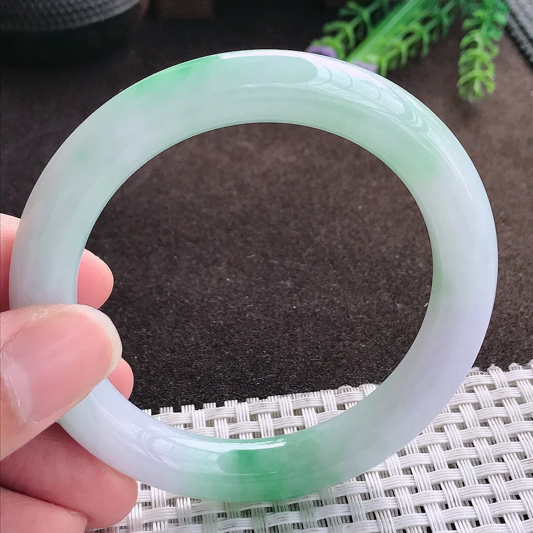 天然a货翡翠56.5/9.9/10老坑精美冰润飘阳绿圆条手镯翡翠玉手镯