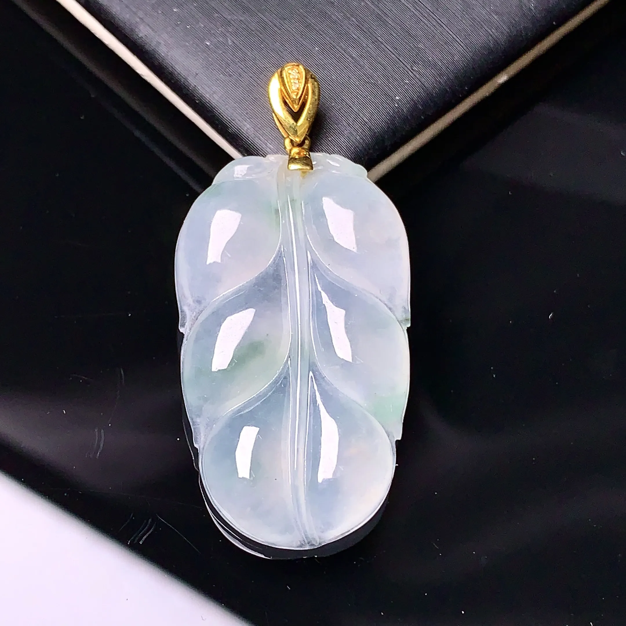 18k金镶嵌冰种树叶吊坠 玉质细腻 色泽清新艳丽 整体尺寸37.3*18*4