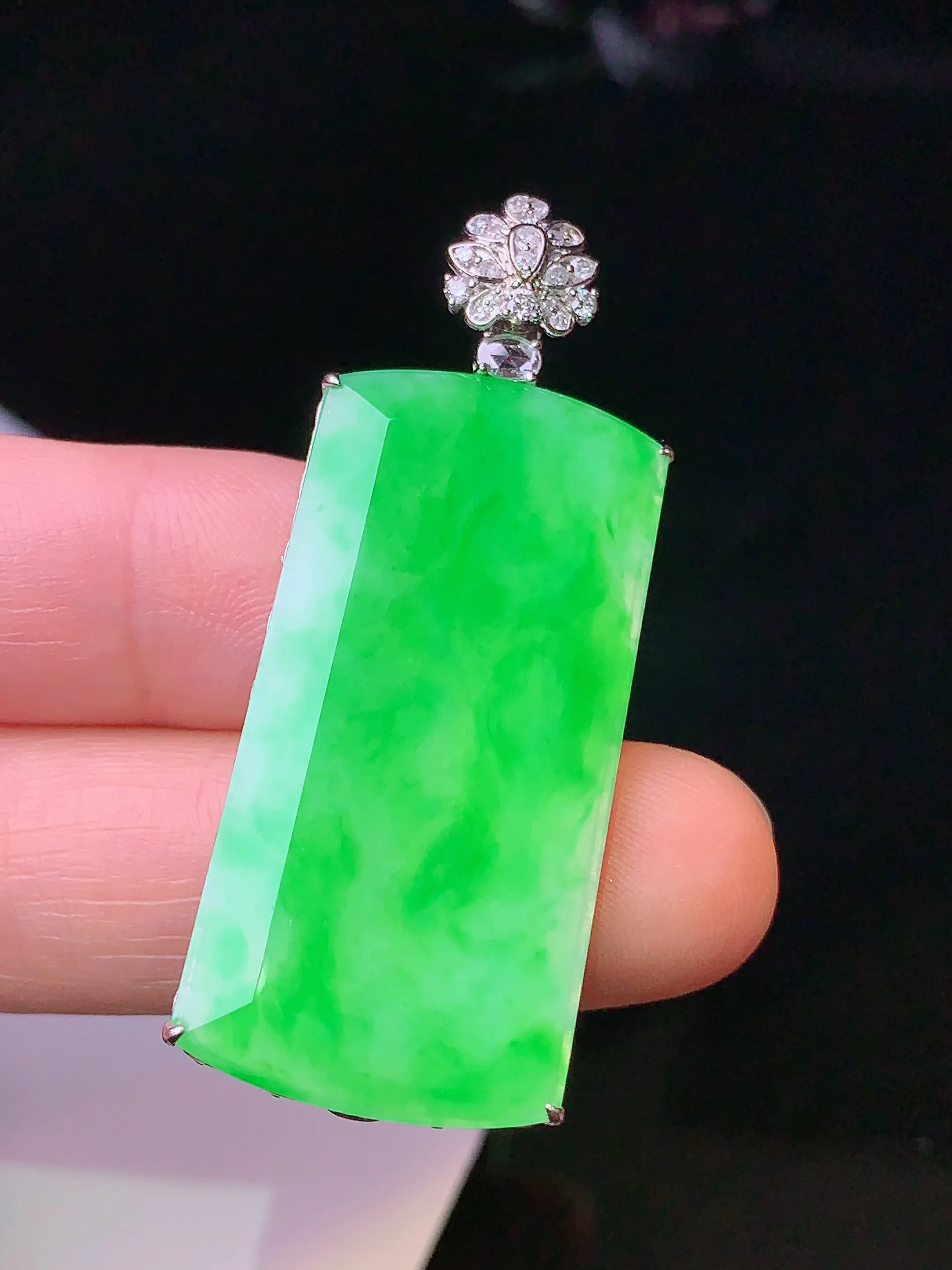 18k金钻镶嵌翠绿无事牌吊坠 玉质细腻 色泽清新艳丽 整体尺寸46*17*4.8