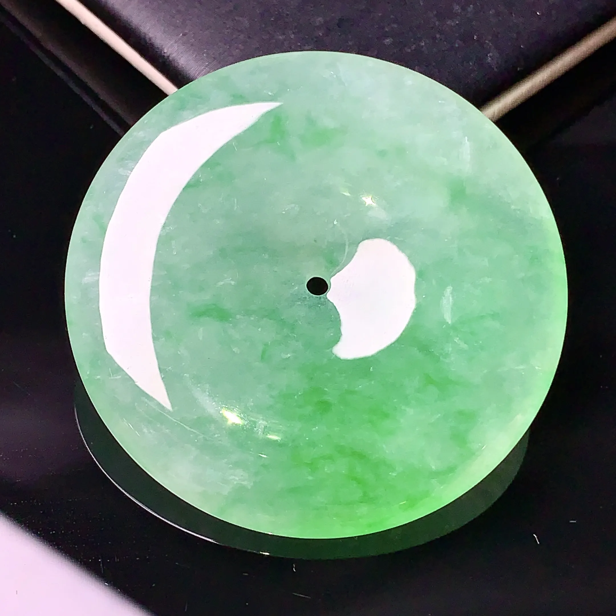 翠绿平安扣吊坠 玉质细腻 色泽清新艳丽 整体尺寸37.8*5.6