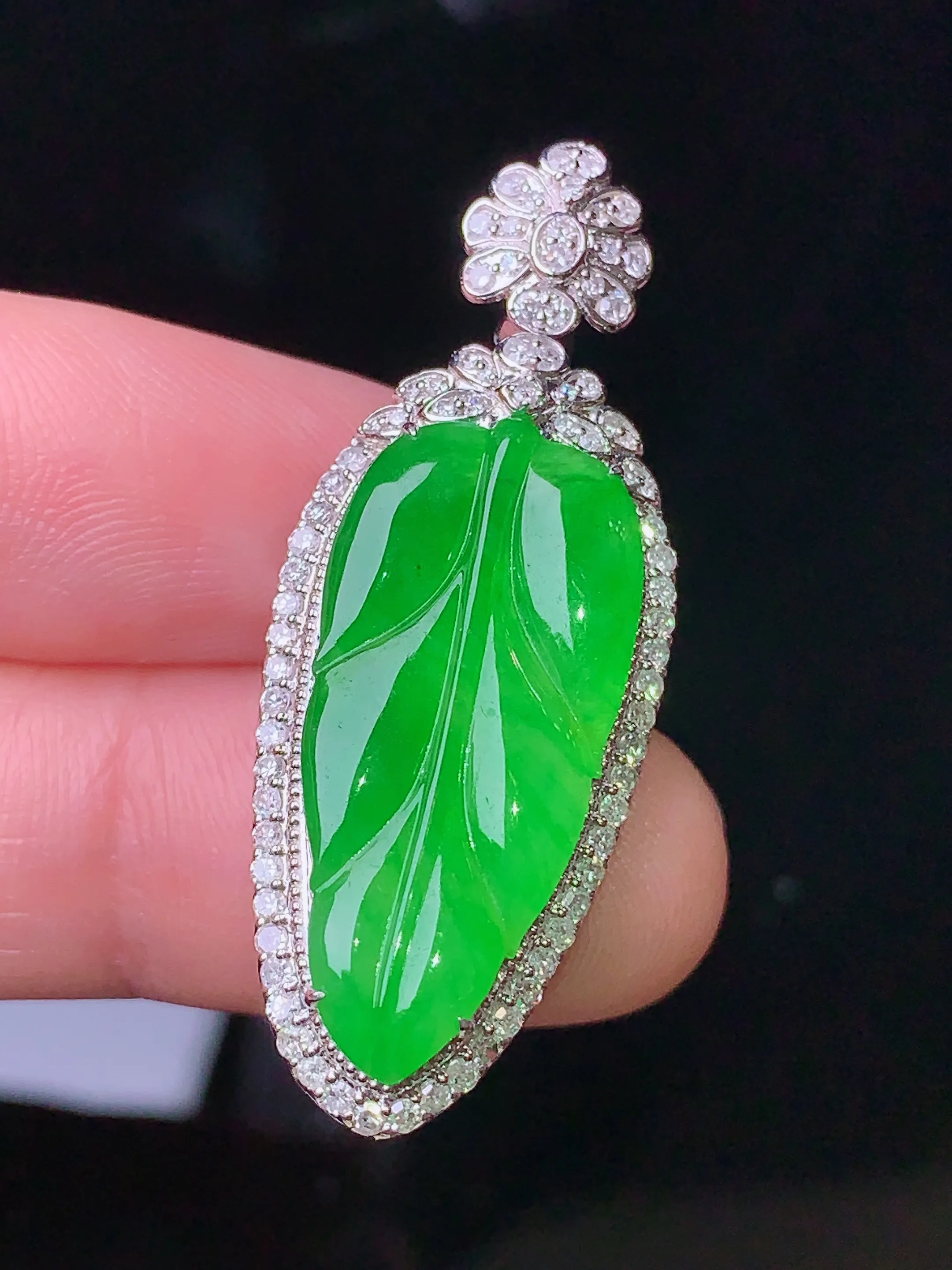 18k金钻镶嵌满绿树叶吊坠 玉质细腻 色泽清新艳丽 整体尺寸39.2*15.2*7.6