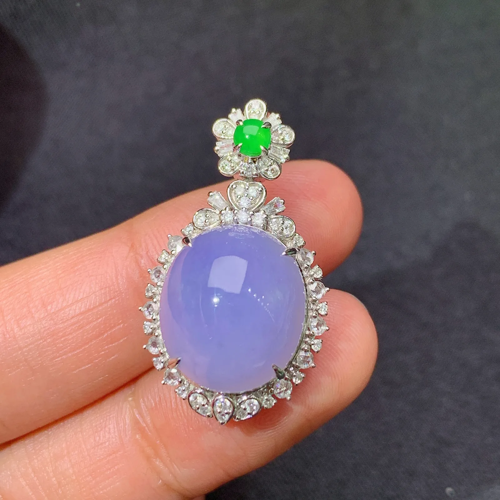 紫罗兰蛋面吊坠，18k金镶嵌，颜色鲜艳，温润细腻 尺寸29.7*17.1*11.1