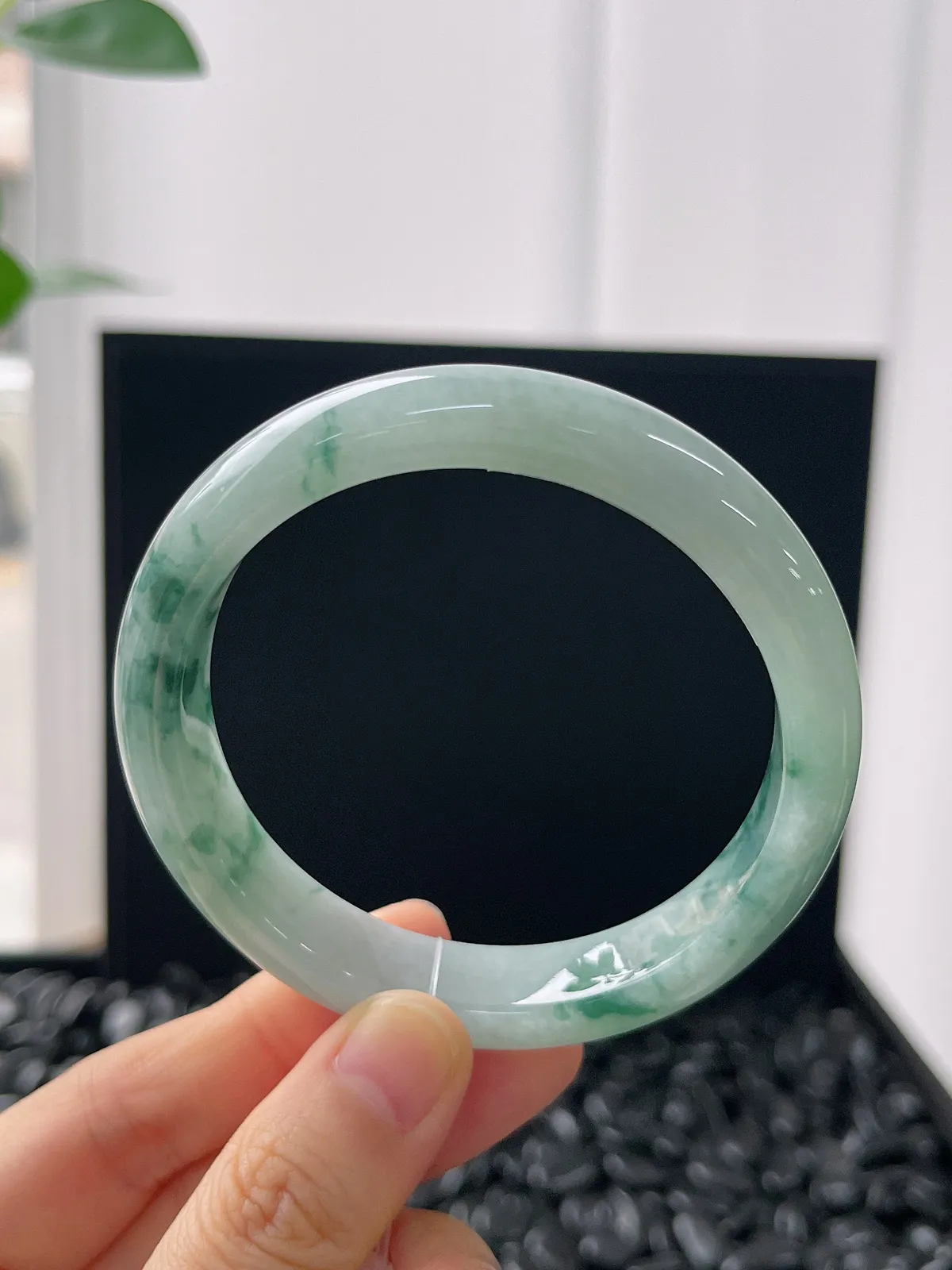 正圈56.8圈口，翡翠糯化种淡绿色手镯