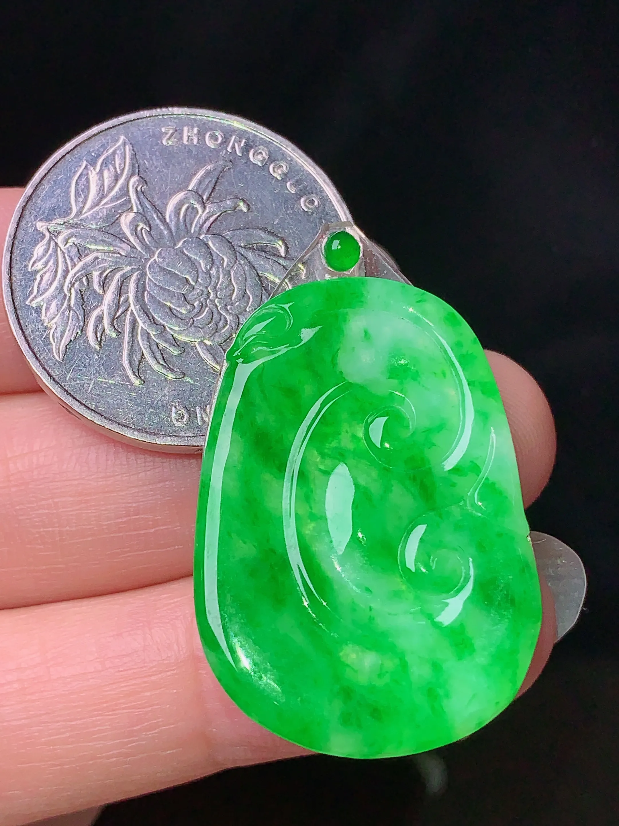 镶嵌款 翠绿如意吊坠 玉质细腻 色泽清新艳丽 整体尺寸31.5*21.8*2
