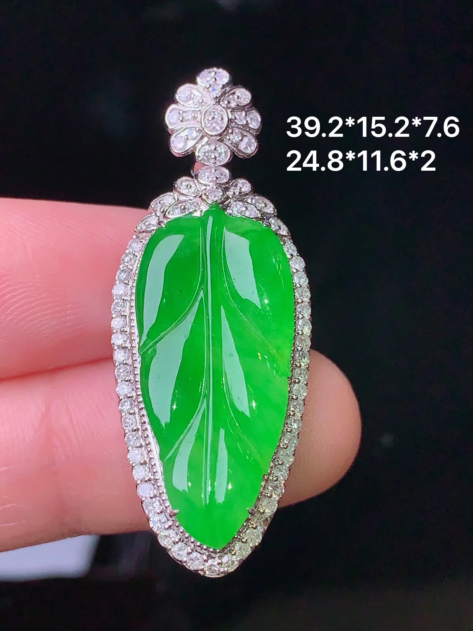 18k金钻镶嵌满绿树叶吊坠 玉质细腻 色泽清新艳丽 整体尺寸39.2*15.2*7.6