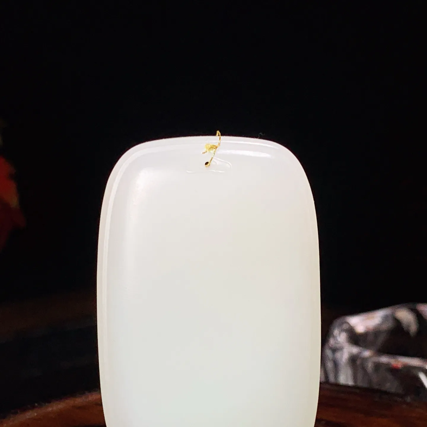 新疆和田玉白玉平安无事牌挂件。尺寸49/32/9重37.3克。玉质细腻油润。手推出油。佩戴高端典雅。lt251115