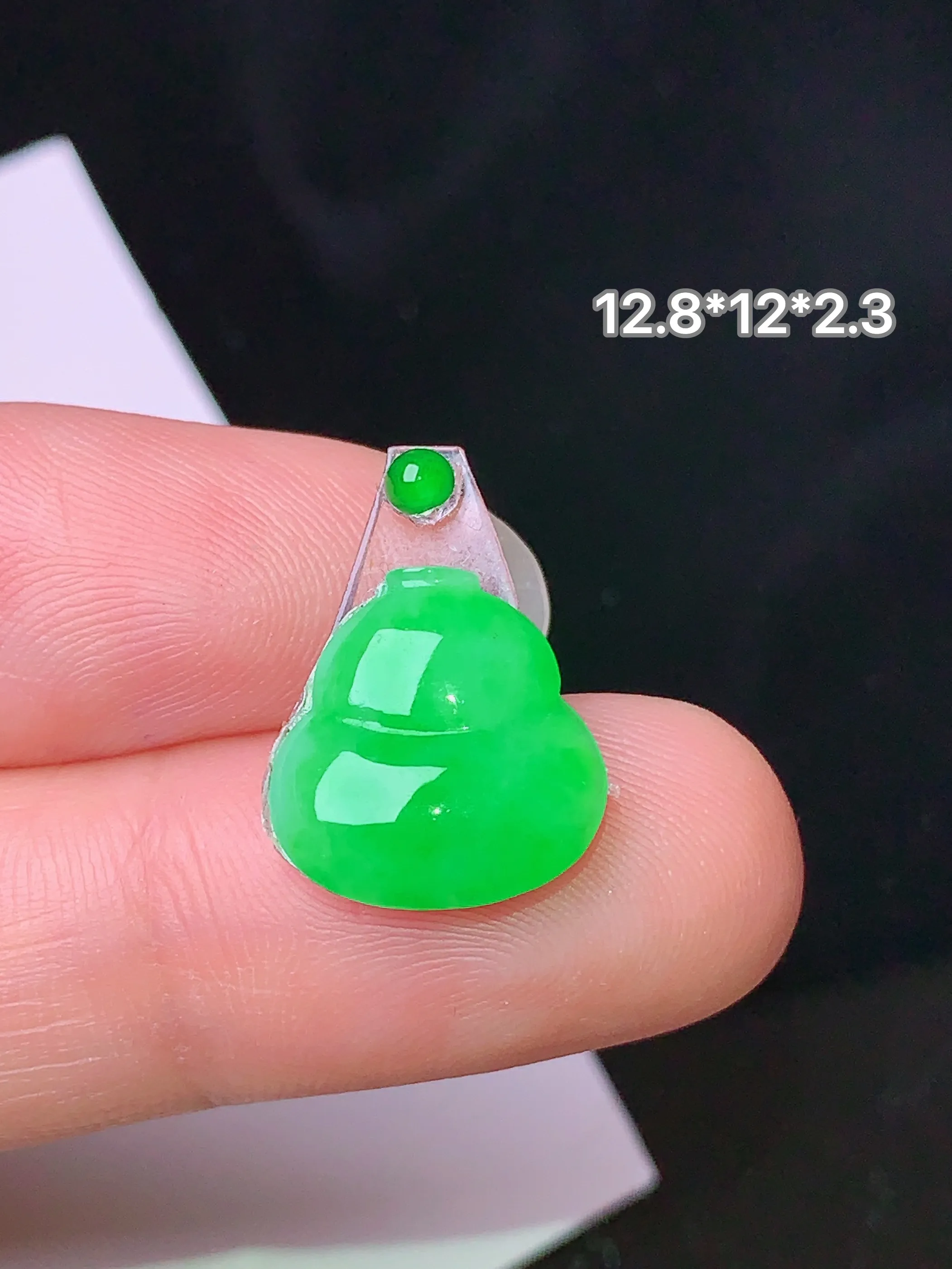 镶嵌款 翠绿葫芦吊坠 玉质细腻 色泽清新艳丽 整体尺寸12.8*12*2.3