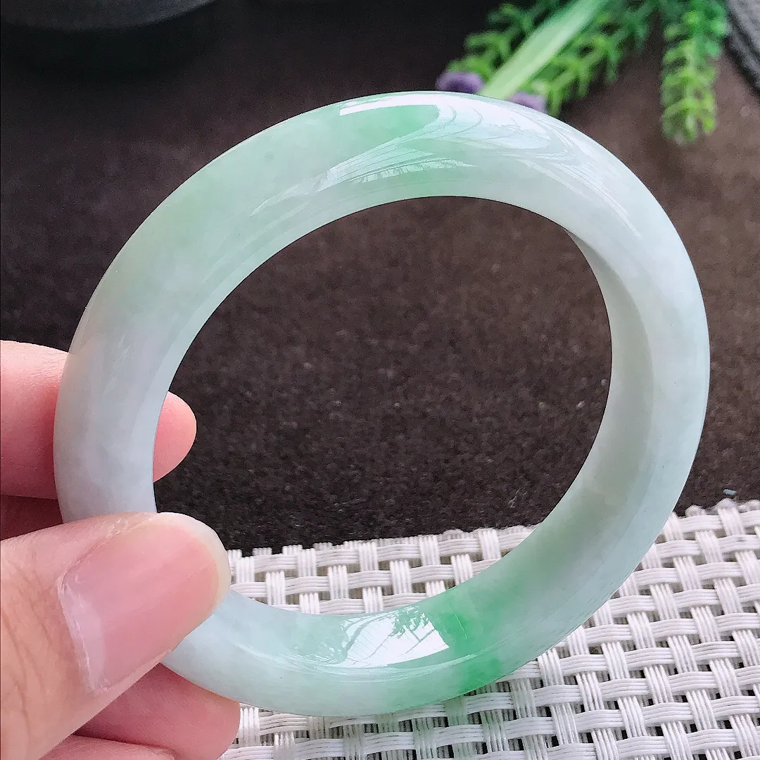 天然a货翡翠55.5/12.3/9老坑精美温润飘绿手镯宽边翡翠玉手镯