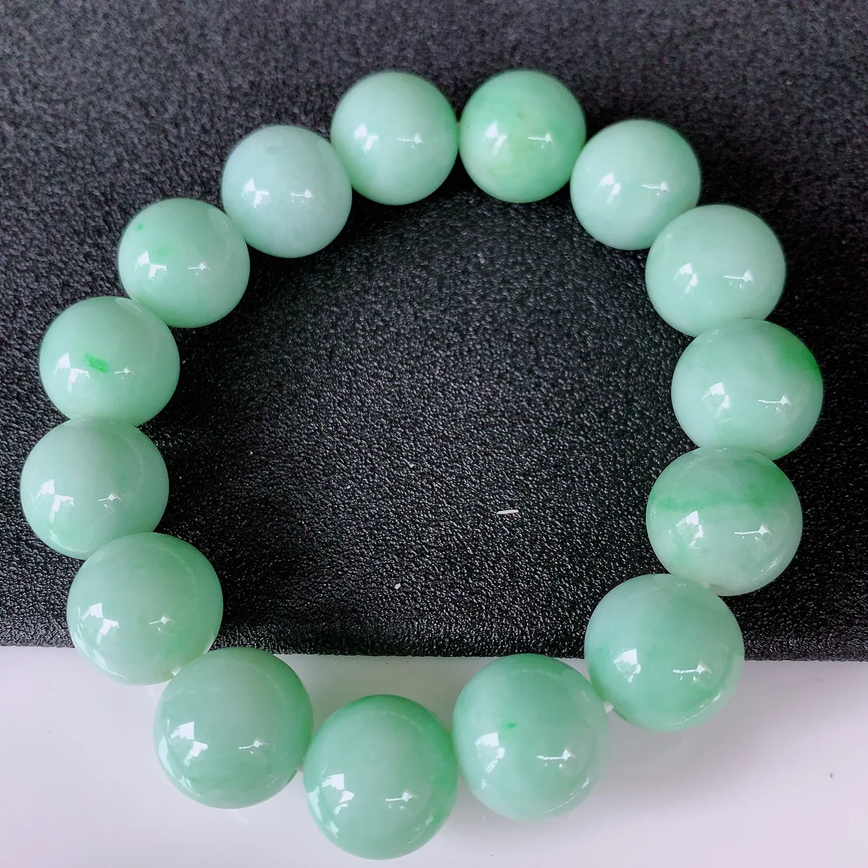 自然光实拍，冰润飘绿翡翠手串，种老水足，冰清玉润  颜色漂亮  #001.1取一尺寸13.5