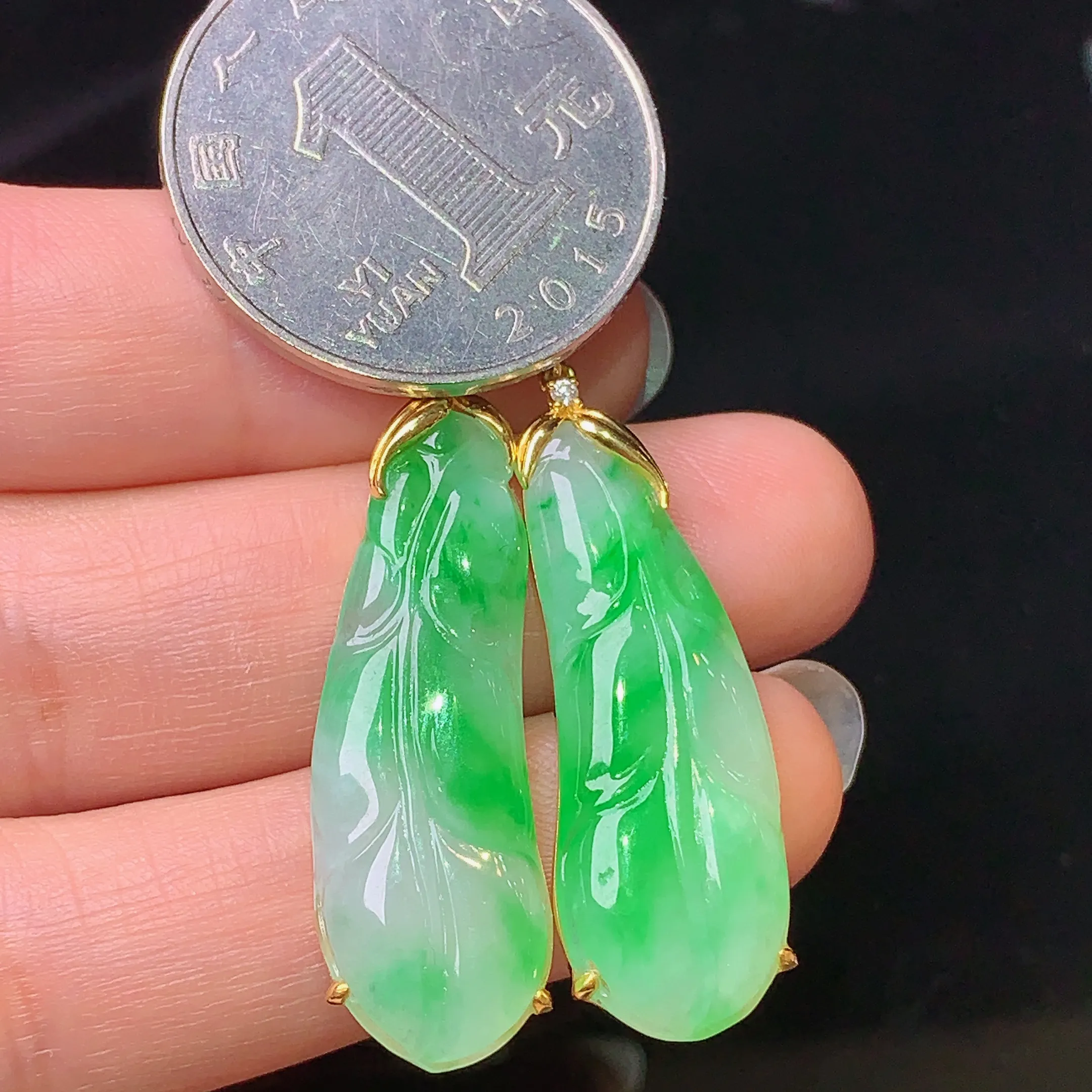 18k金钻镶嵌翠绿白菜耳坠 玉质细腻 色泽清新艳丽 整体尺寸49.2*11*3.7