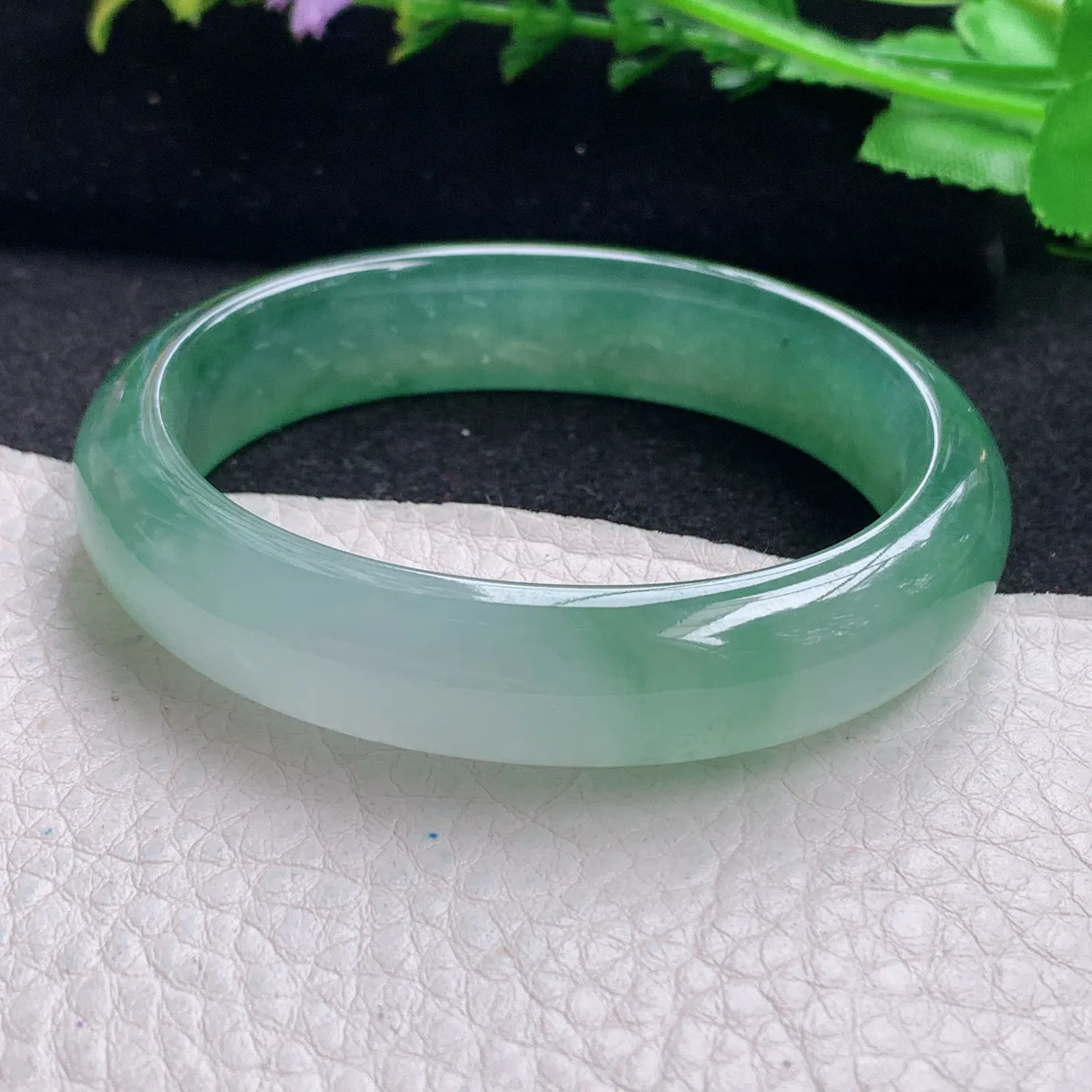 xo小圈口53*45*12.6*7.8贵妃镯 缅甸翡翠玉手镯冰绿起光秀气蛋形宽边玉手环