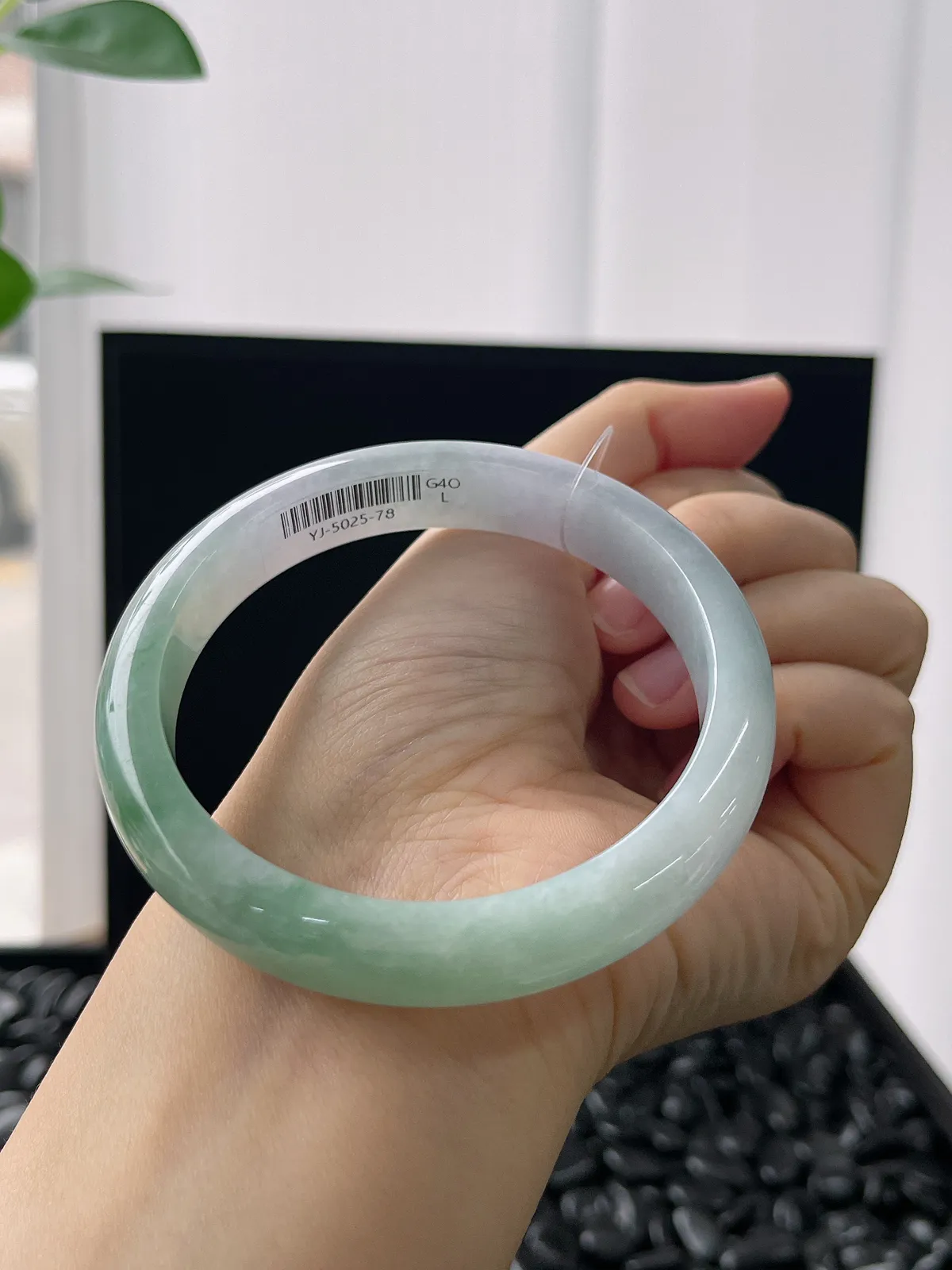 正圈60圈口，翡翠糯化种淡绿色手镯