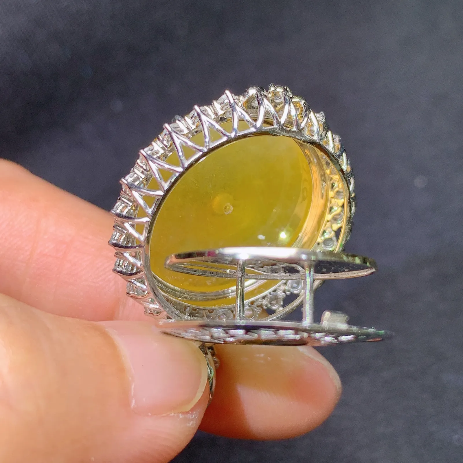 冰黄翡平安扣吊坠，18k金镶嵌，色泽鲜艳靓丽，水色超佳 尺寸33*23.6*9.6