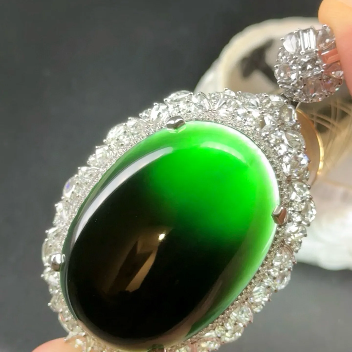 精品满钻豪镶墨翠大蛋面吊坠 种好色正 黑度极好 打灯通透