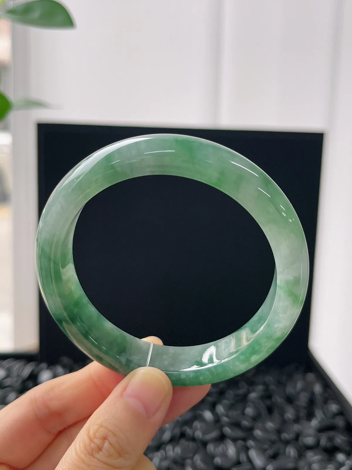 正圈57.6圈口，翡翠糯化种飘绿手镯