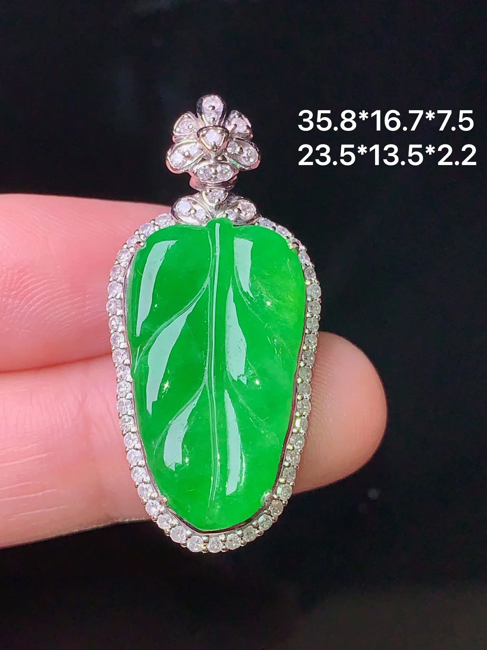 18k金钻镶嵌满绿树叶吊坠 玉质细腻 色泽清新艳丽 整体尺寸35.8*16.7*7.5