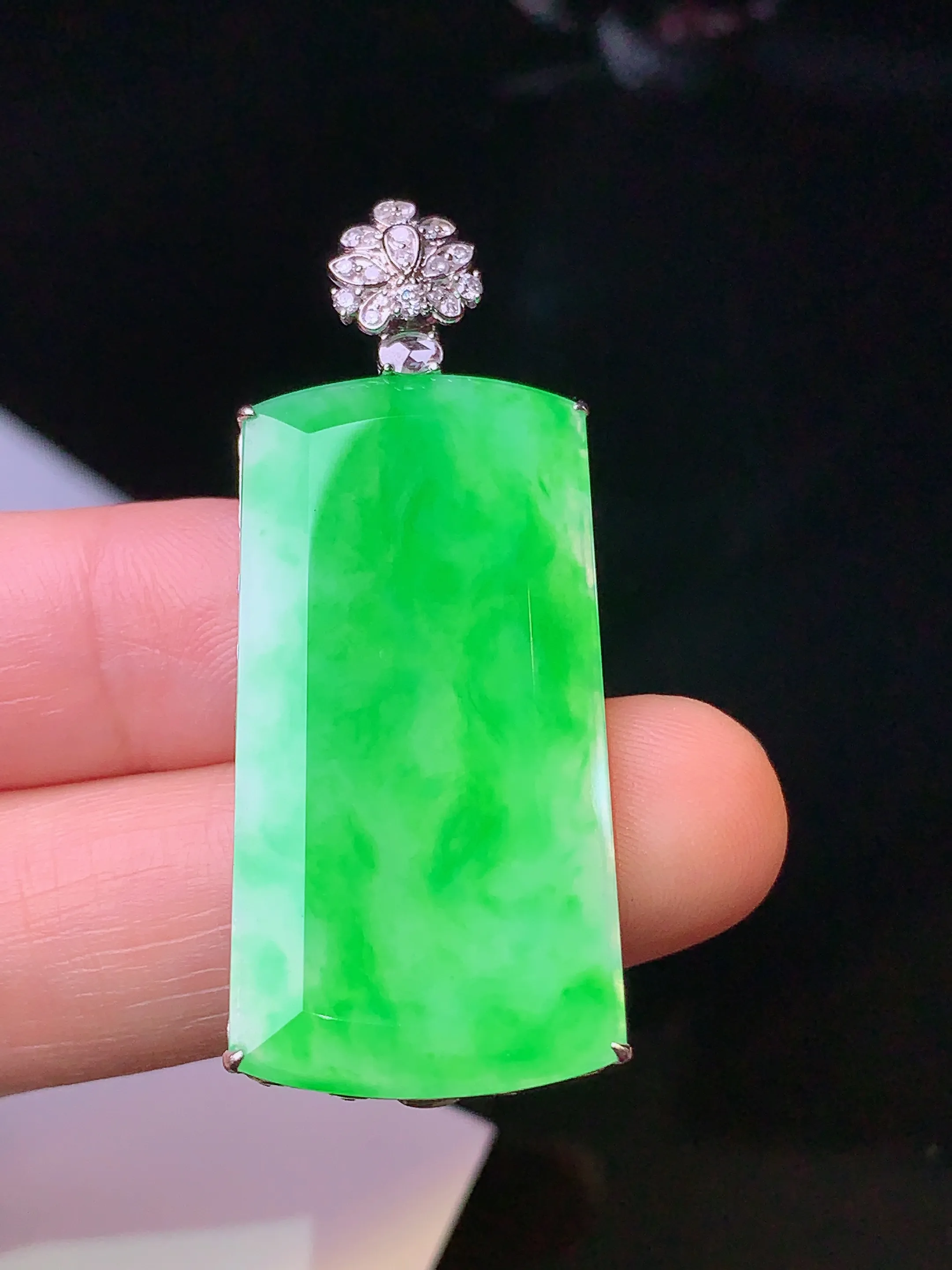 18k金钻镶嵌翠绿无事牌吊坠 玉质细腻 色泽清新艳丽 整体尺寸46*17*4.8