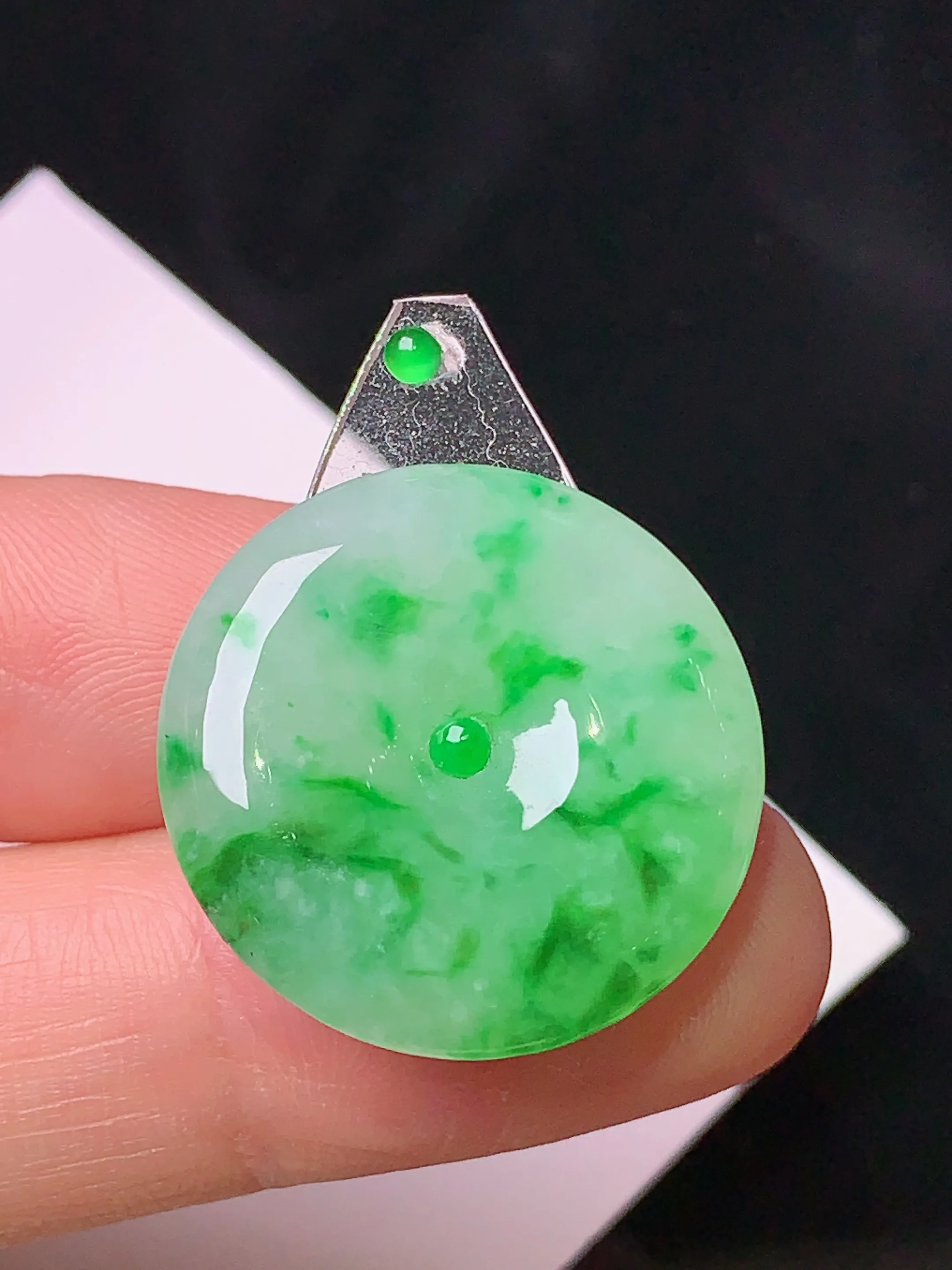 镶嵌款 飘绿平安扣吊坠 玉质细腻 色泽清新艳丽 整体尺寸22.5*4.6