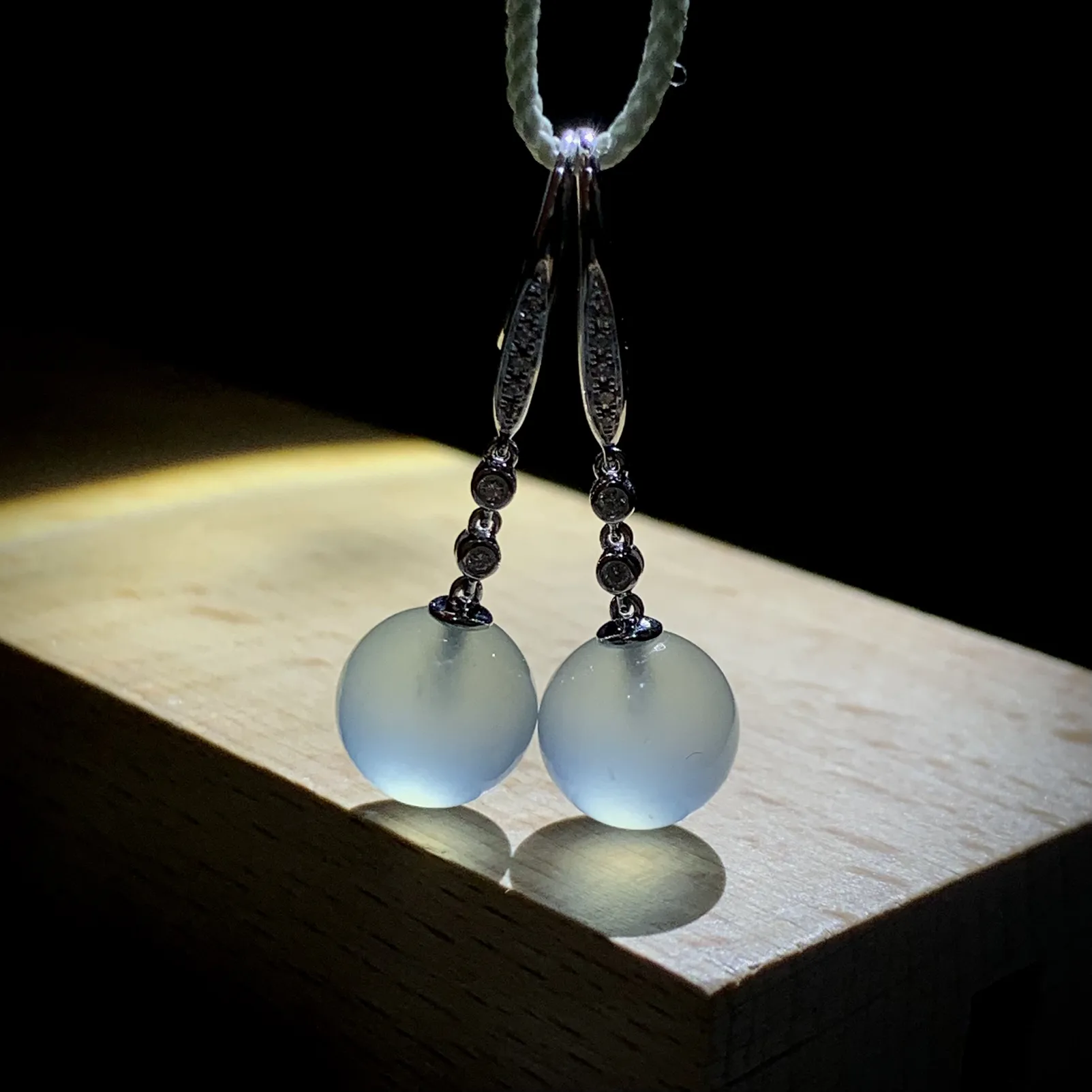 冰种翡翠珠子耳坠，直径9.5mm，
18K金，南非钻，一对4.32g，