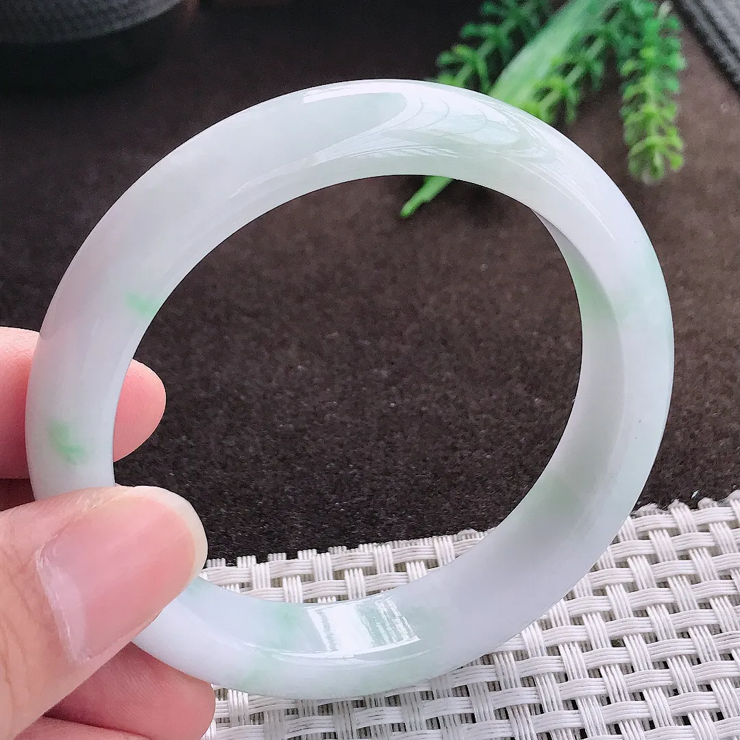 天然a货翡翠57.8/13.3/8.2老坑精美温润飘绿手镯宽边翡翠玉手镯